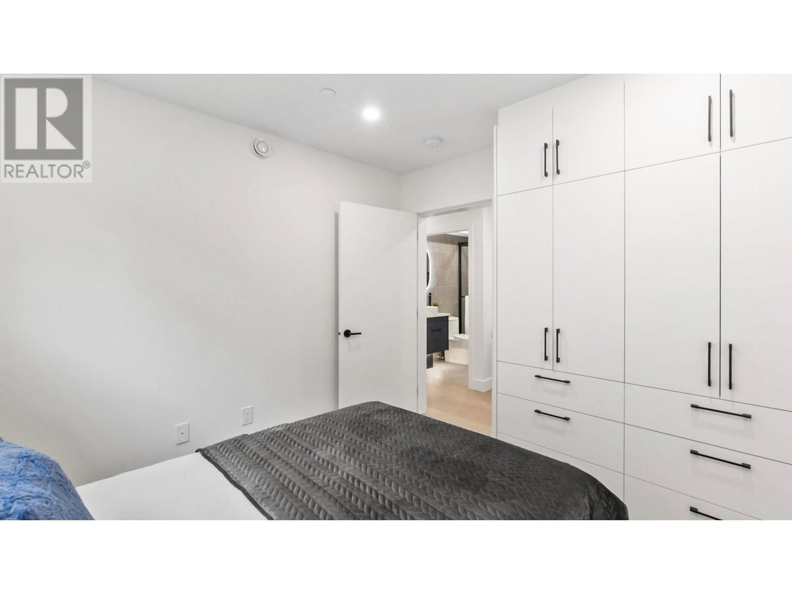 525 11TH AVENUE Image 13