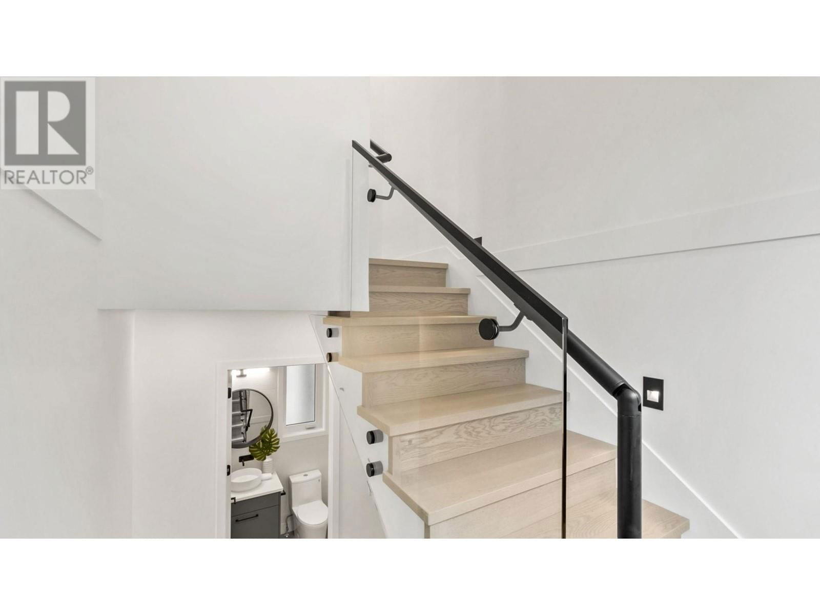 525 11TH AVENUE Image 17