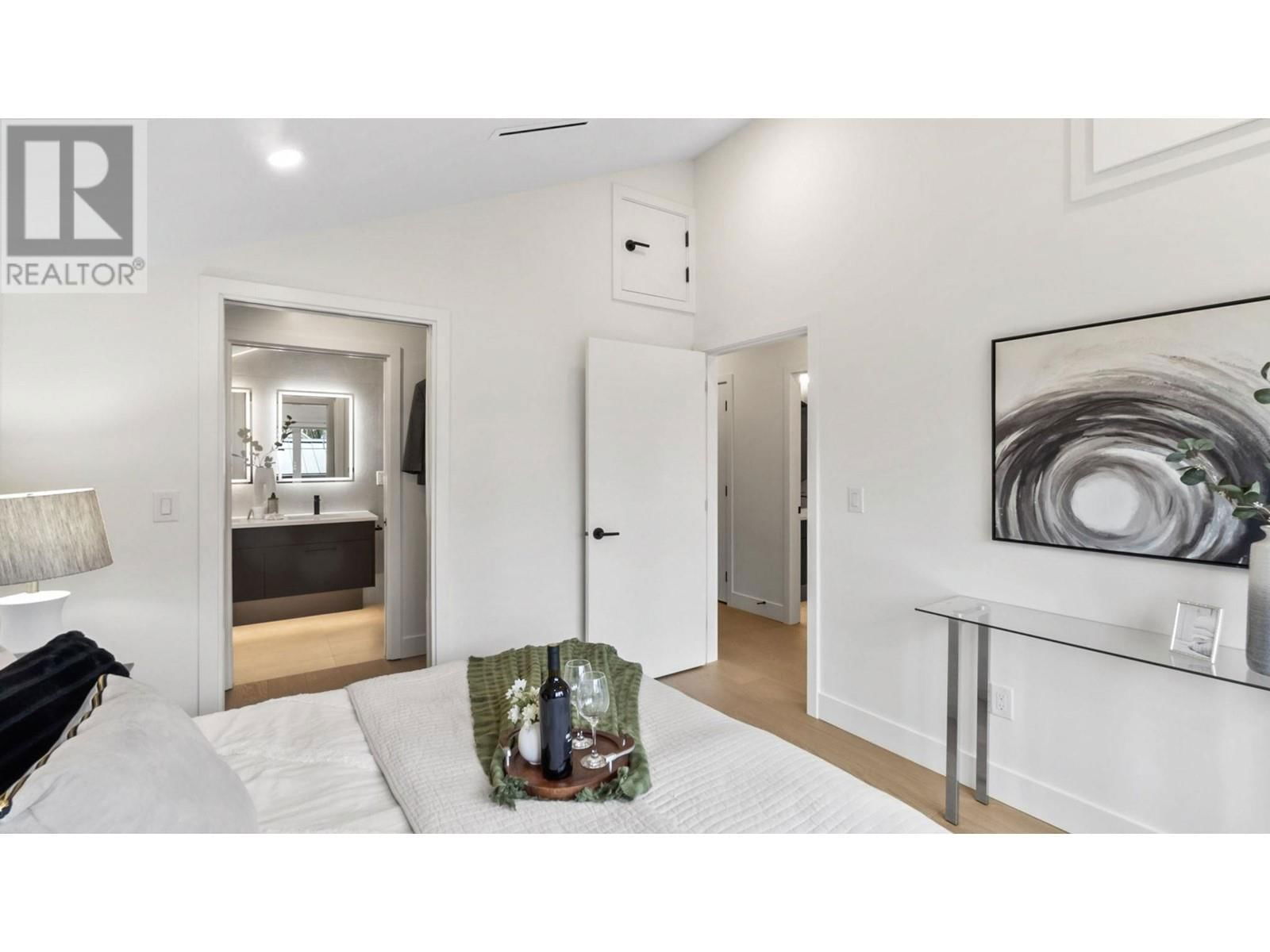 525 11TH AVENUE Image 25