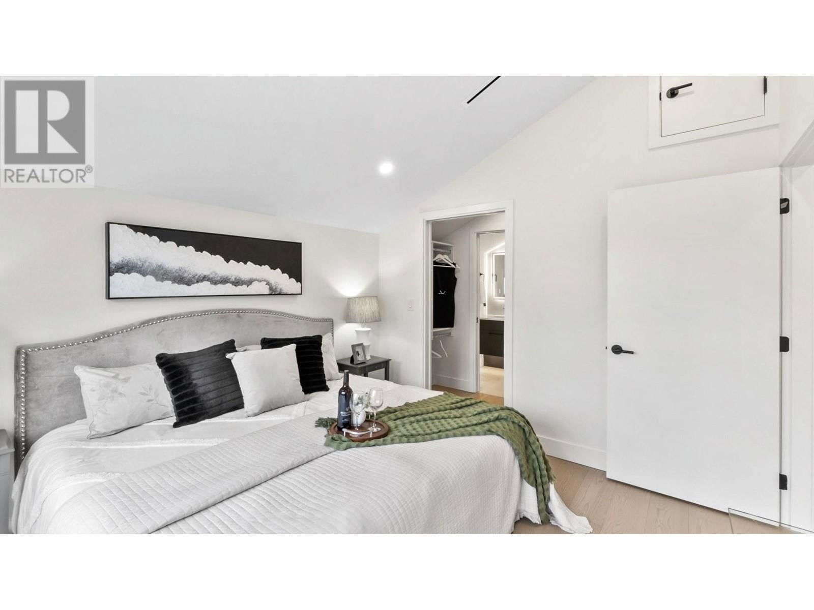 525 11TH AVENUE Image 26