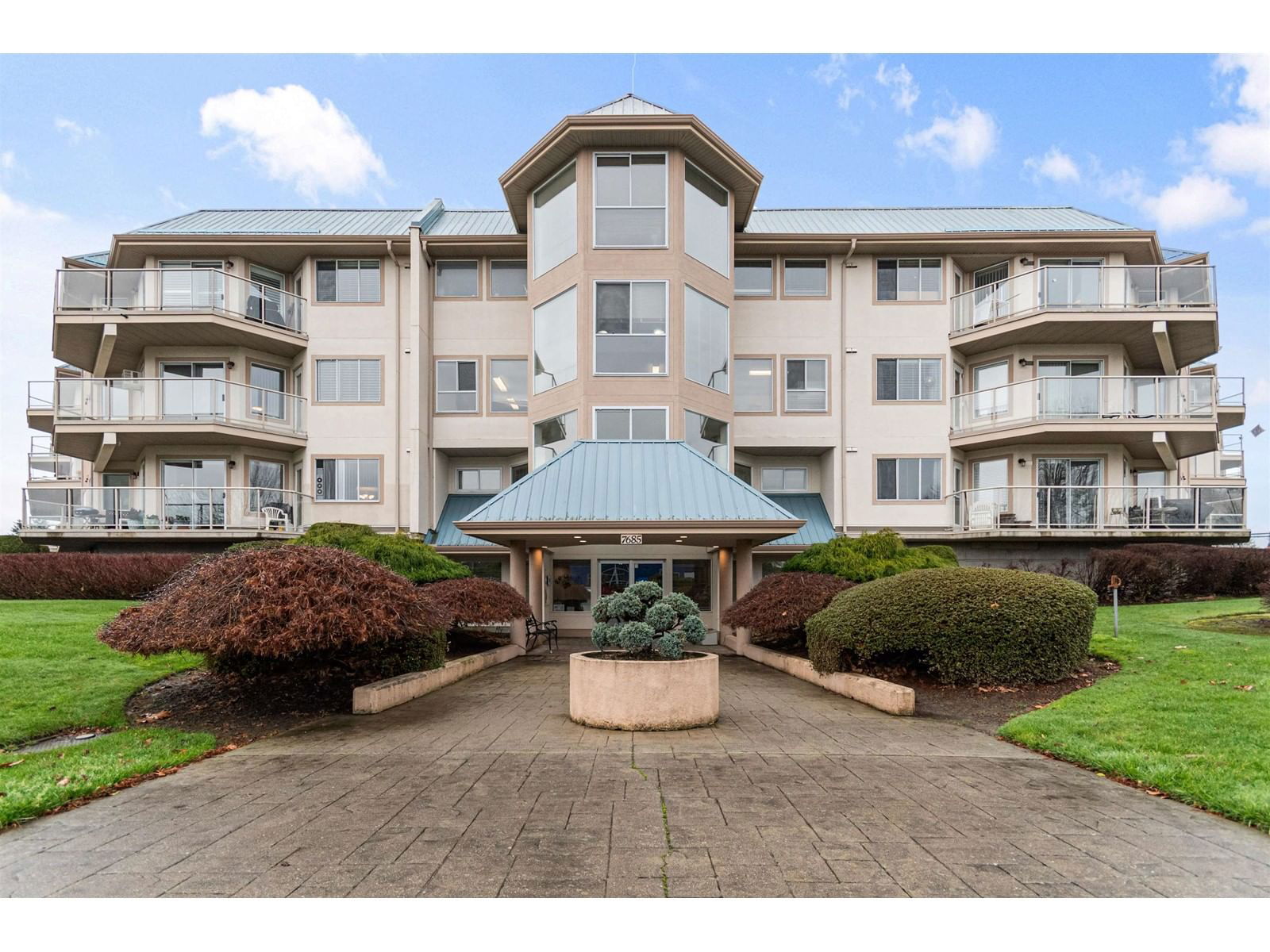 313 - 7685 AMBER DRIVE Image 2