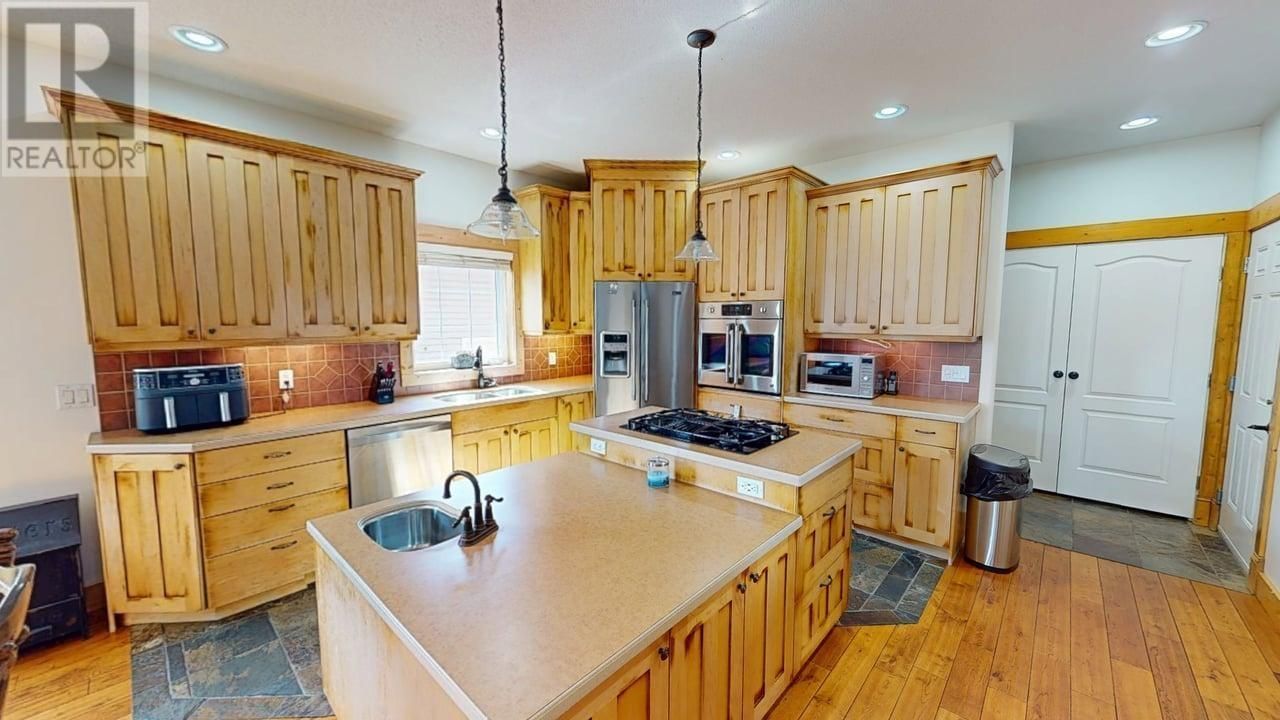 8815 111 AVENUE Image 12
