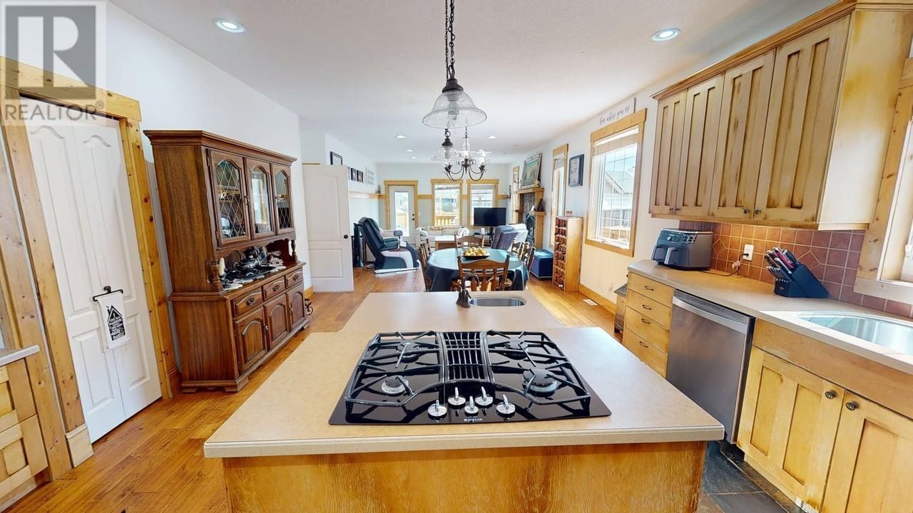 8815 111 AVENUE Image 14