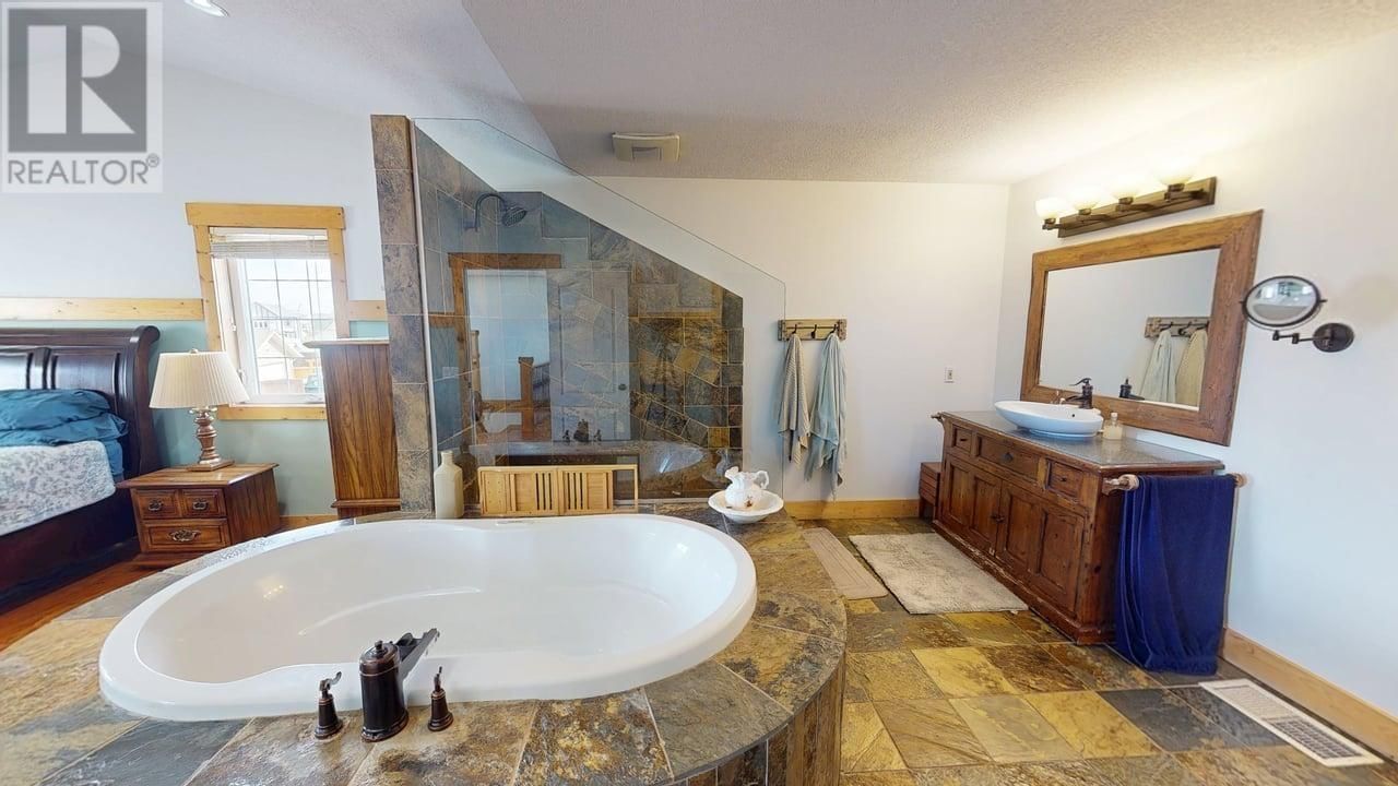 8815 111 AVENUE Image 22