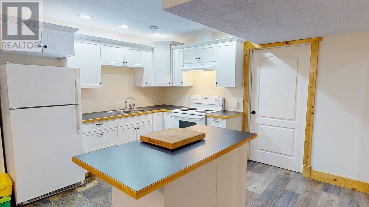 8815 111 AVENUE Image 30
