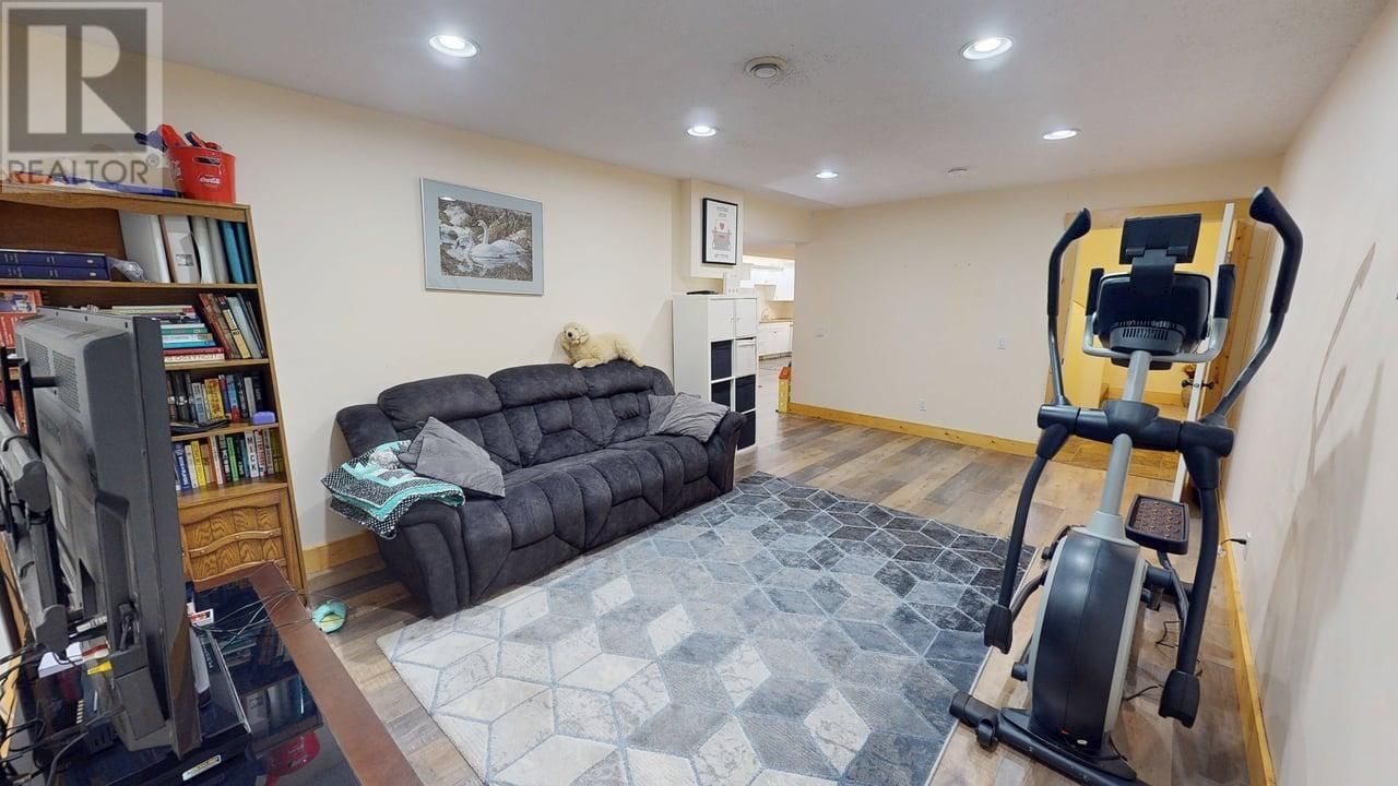 8815 111 AVENUE Image 34