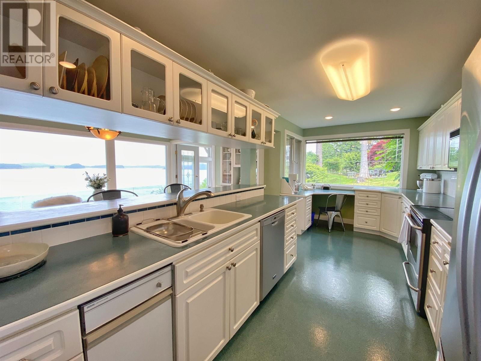 2130 GRAHAM AVENUE Image 14