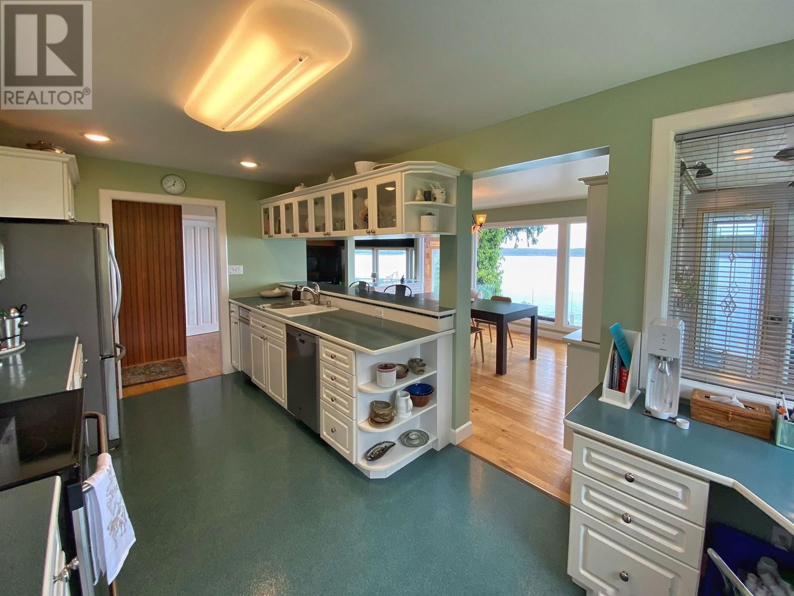 2130 GRAHAM AVENUE Image 15