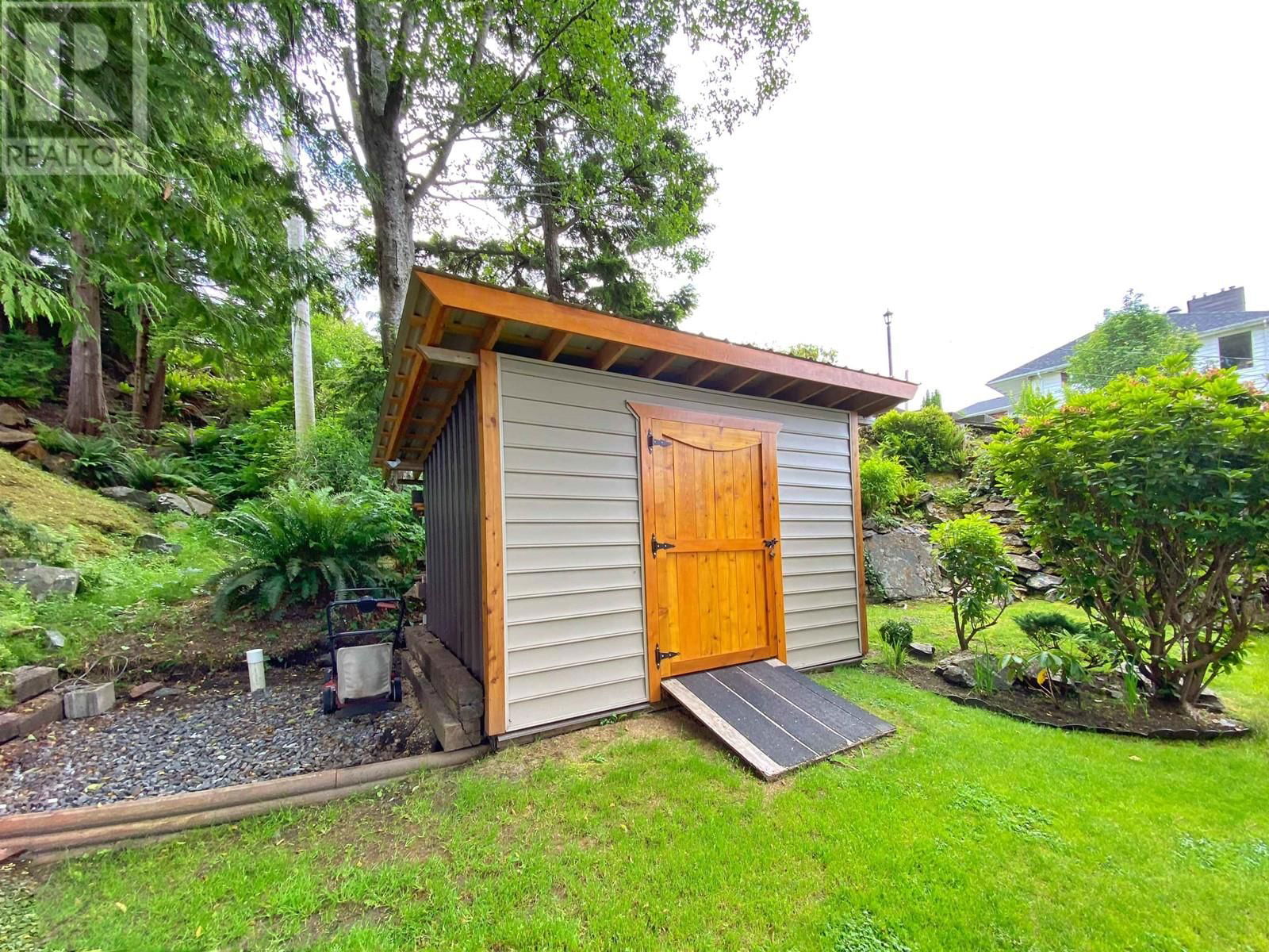 2130 GRAHAM AVENUE Image 38