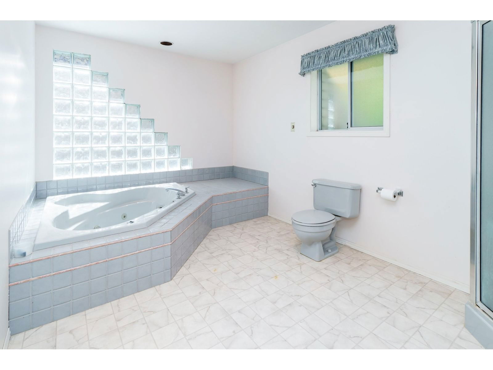 217 LAKESHORE DRIVE Image 19