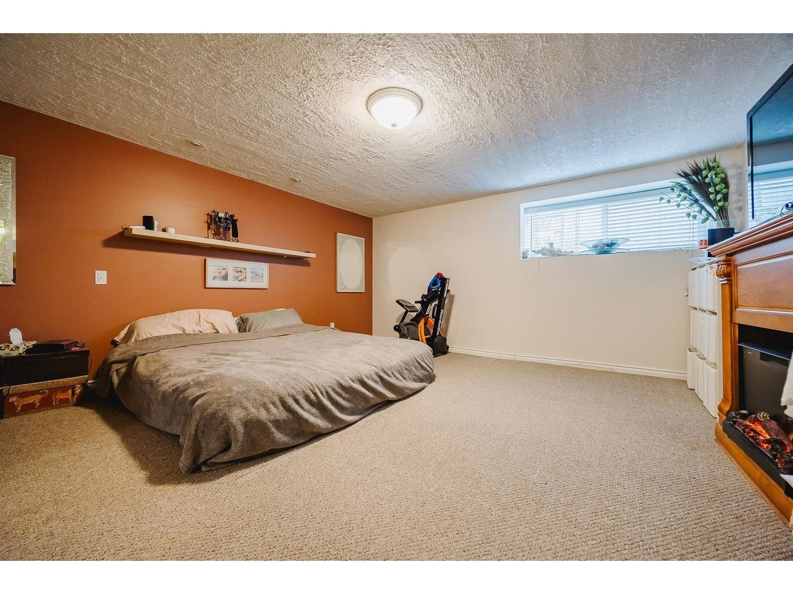 9749 CROWN Image 24