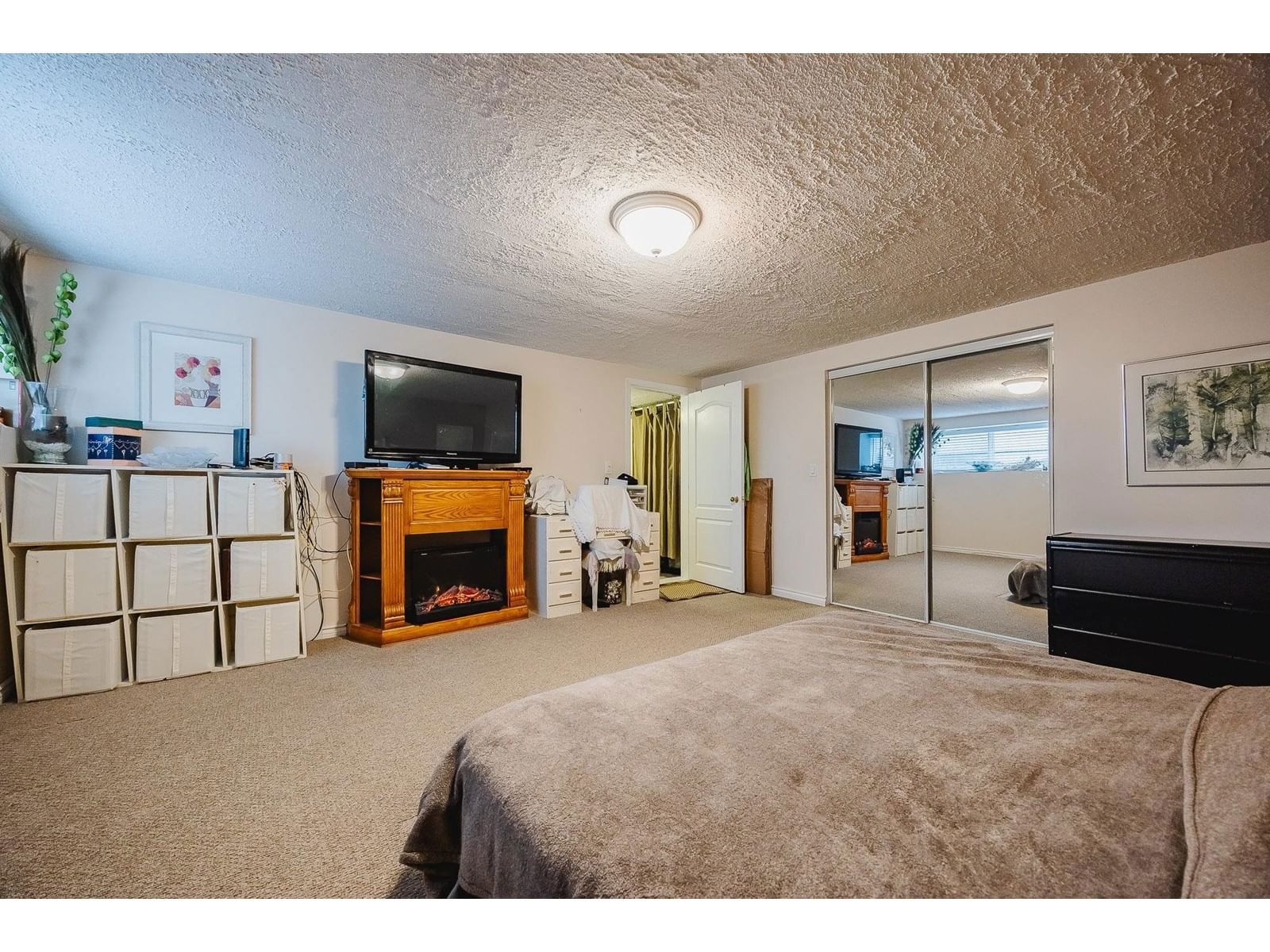 9749 CROWN Image 25