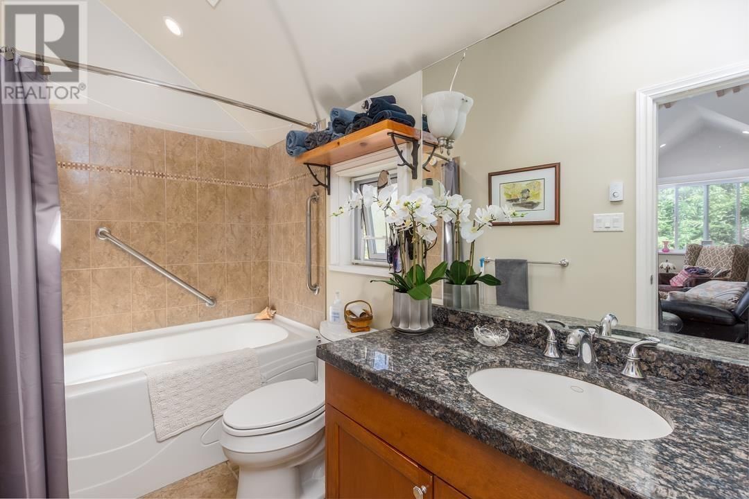 1002 BALSAM PLACE Image 32
