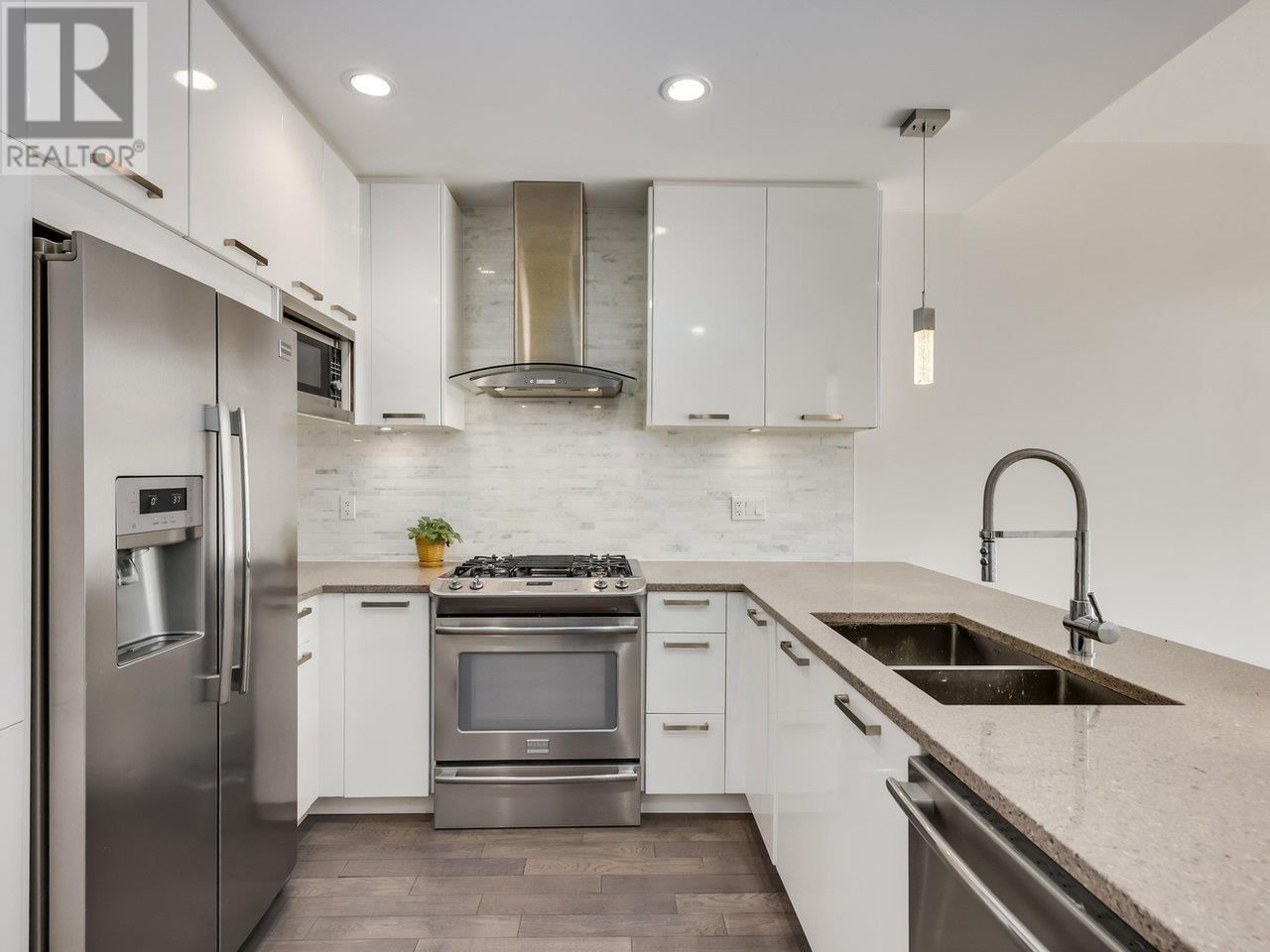 9 - 100 WOOD STREET Image 3