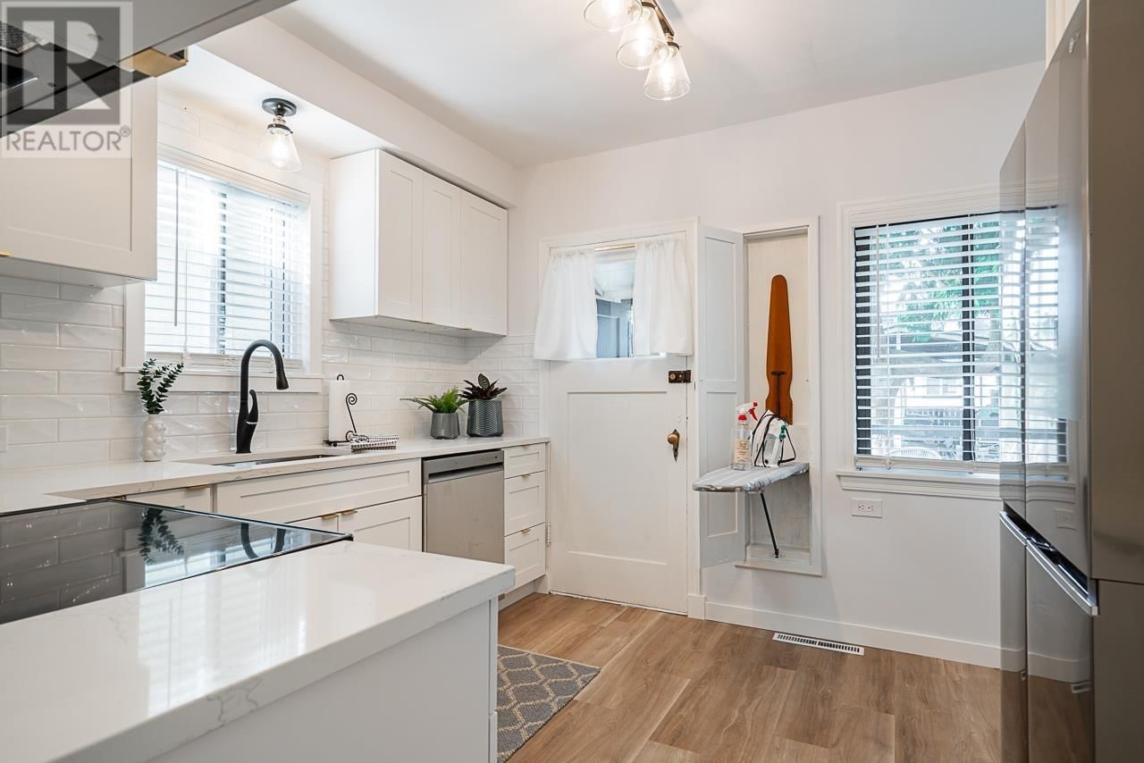 2933 42ND AVENUE Image 11