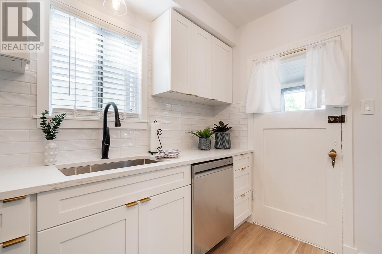 2933 42ND AVENUE Image 12