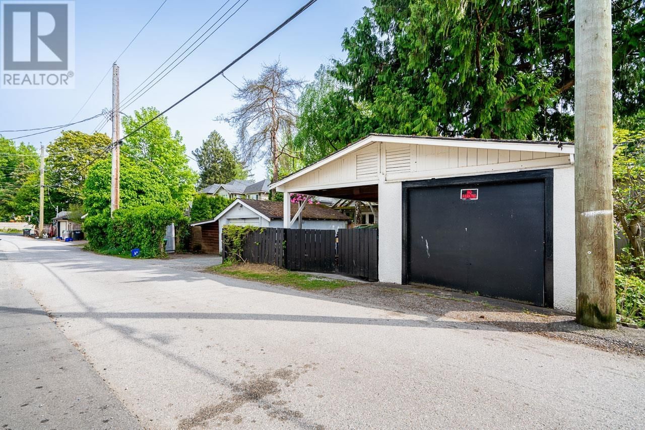2933 42ND AVENUE Image 34