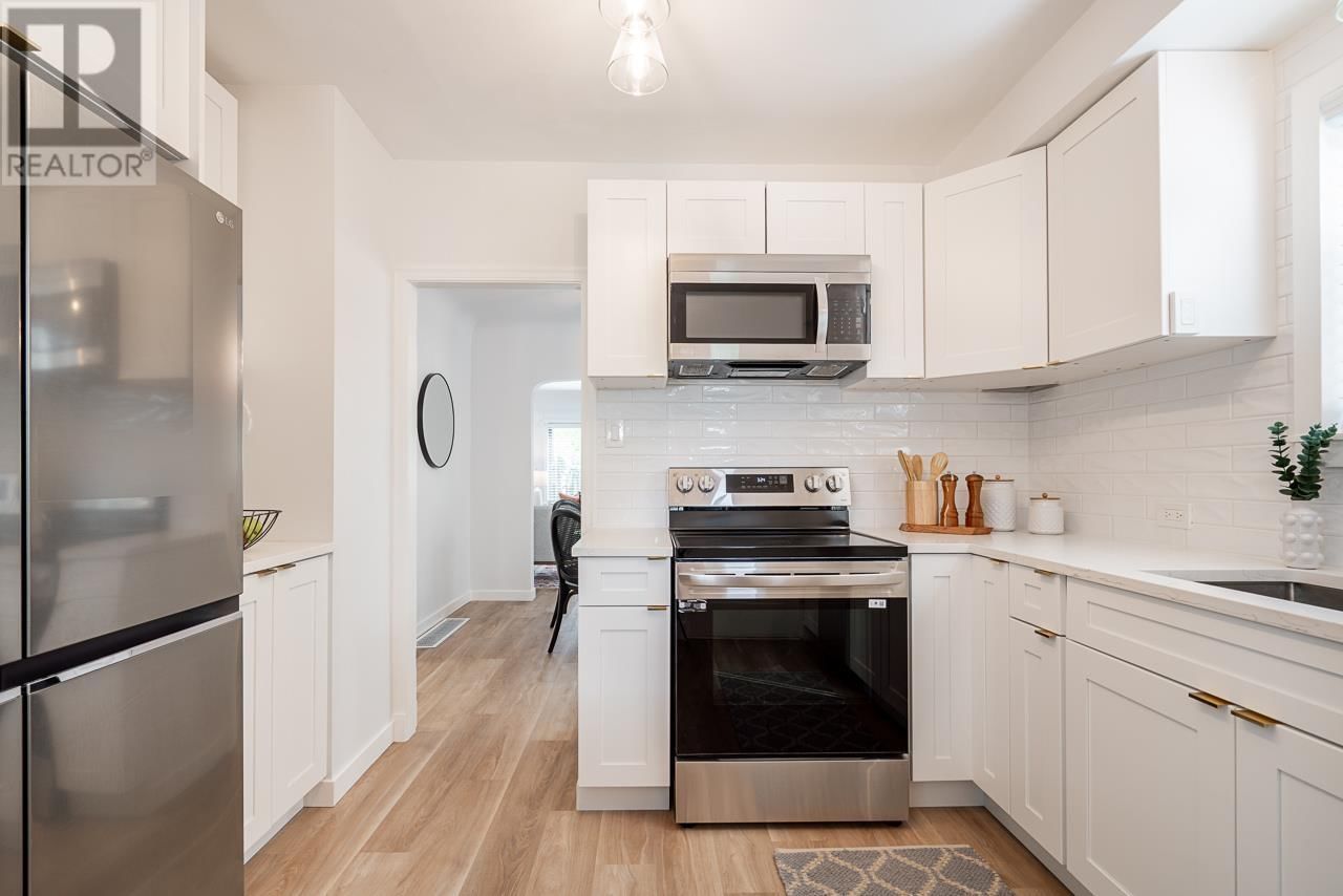 2933 42ND AVENUE Image 8