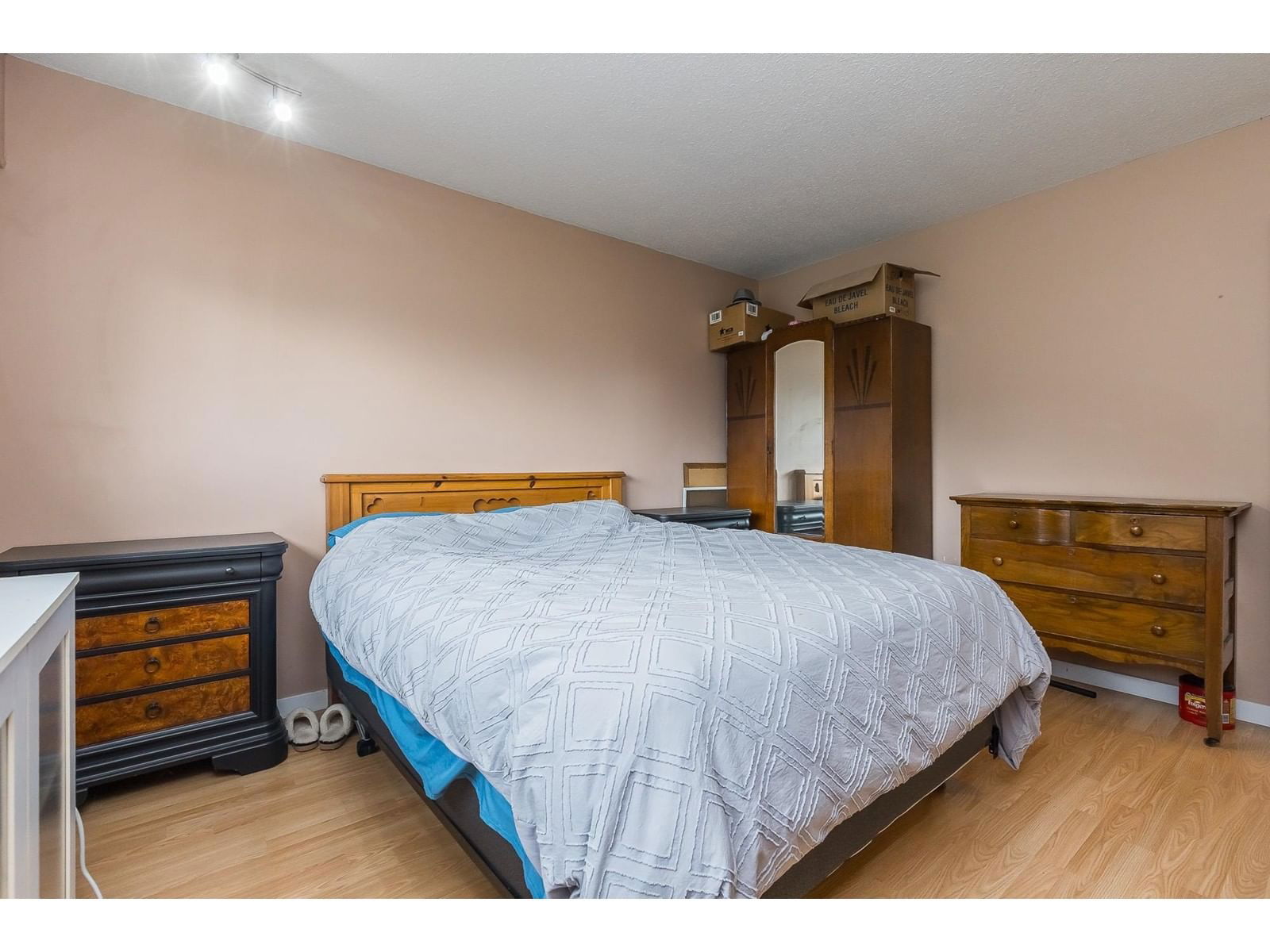 8119 BROWN Image 18