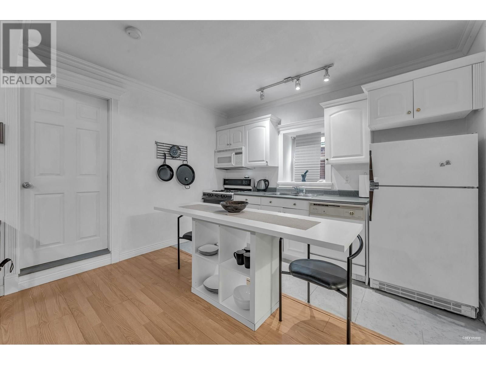 1165 PENDER STREET Image 22