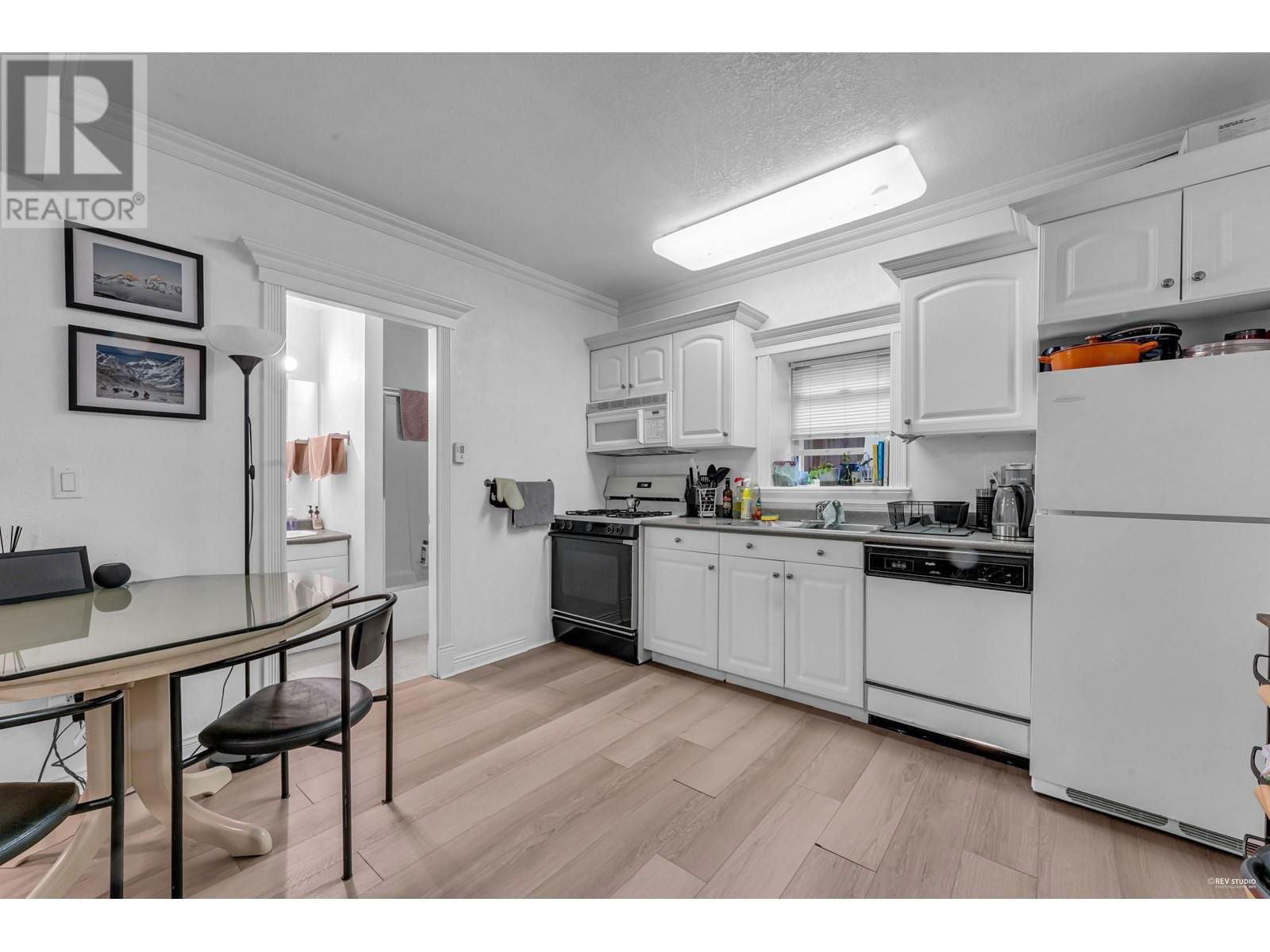 1165 PENDER STREET Image 28