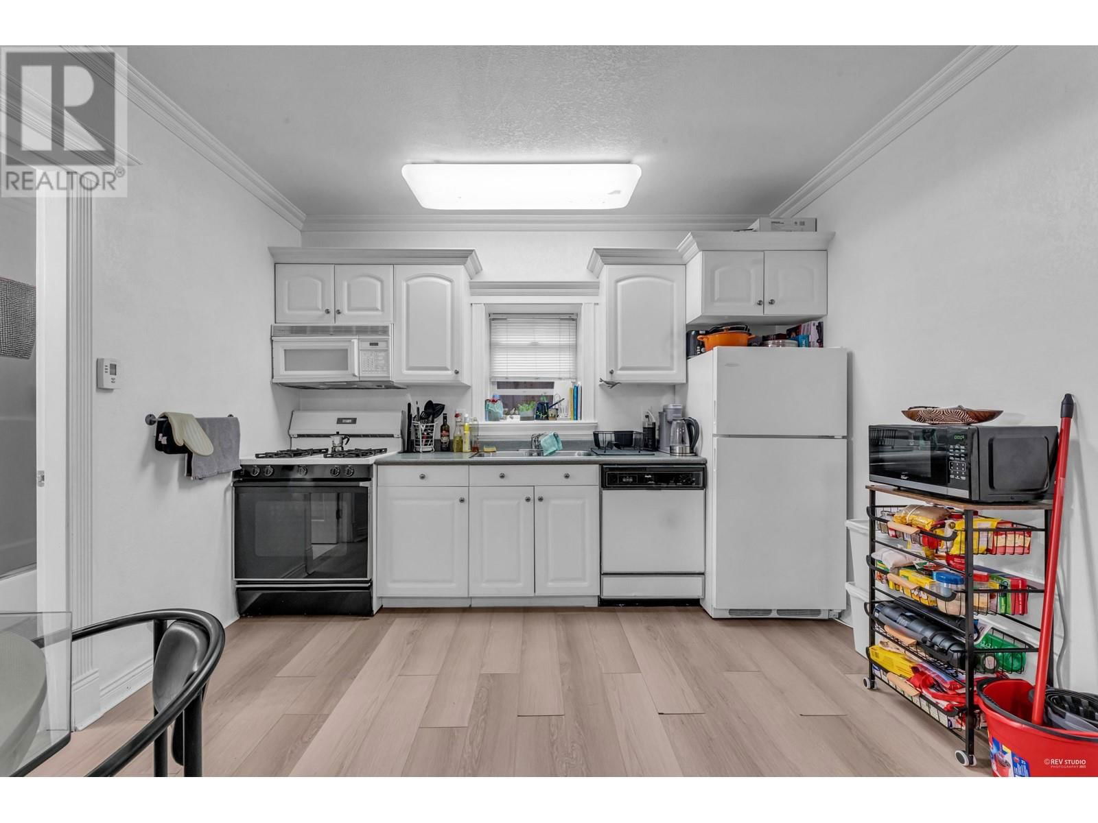 1165 PENDER STREET Image 29