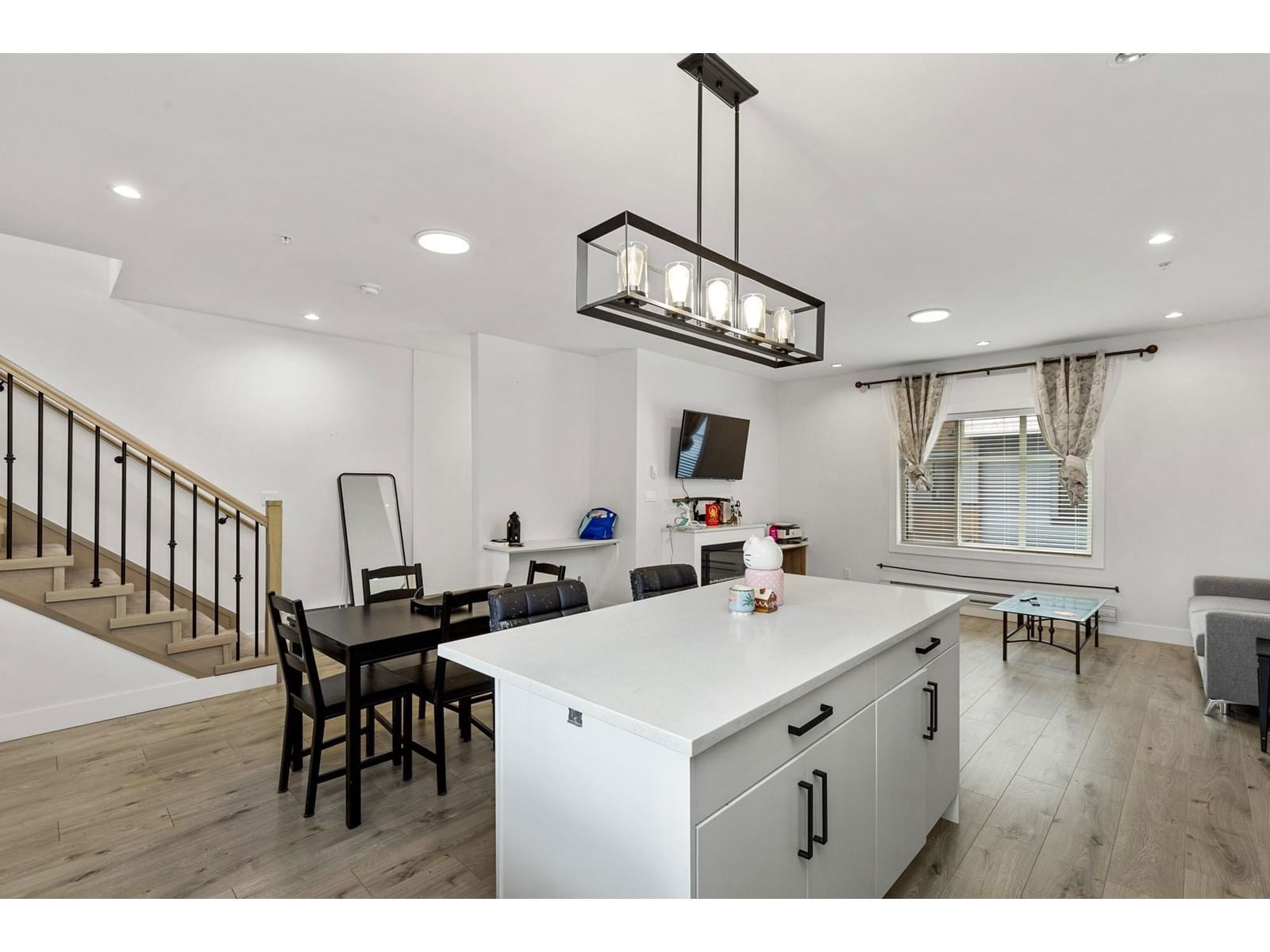 3 - 45608 BERNARD AVENUE Image 12