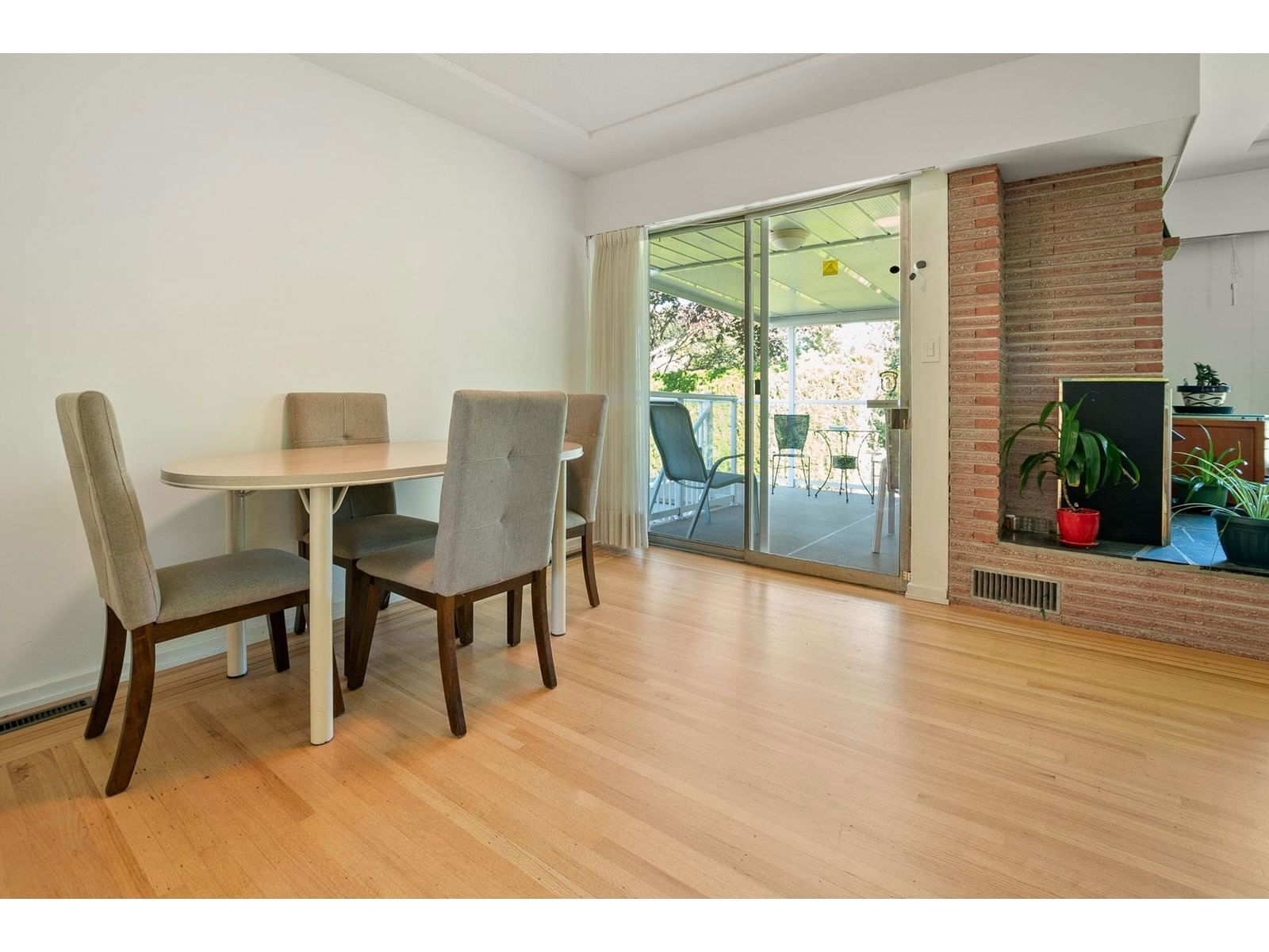 9867 INGLEWOOD CRESCENT Image 23
