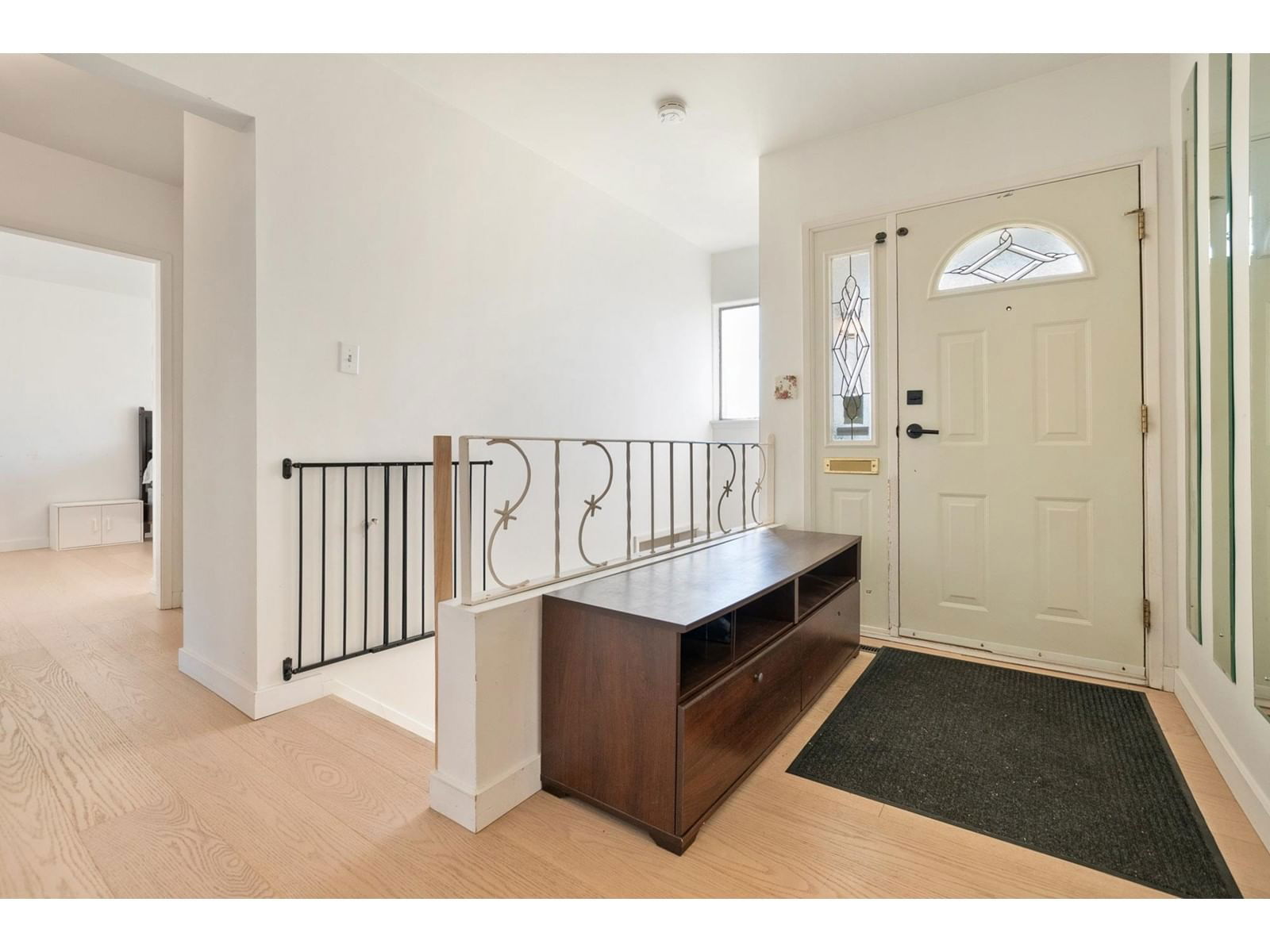 9867 INGLEWOOD CRESCENT Image 24