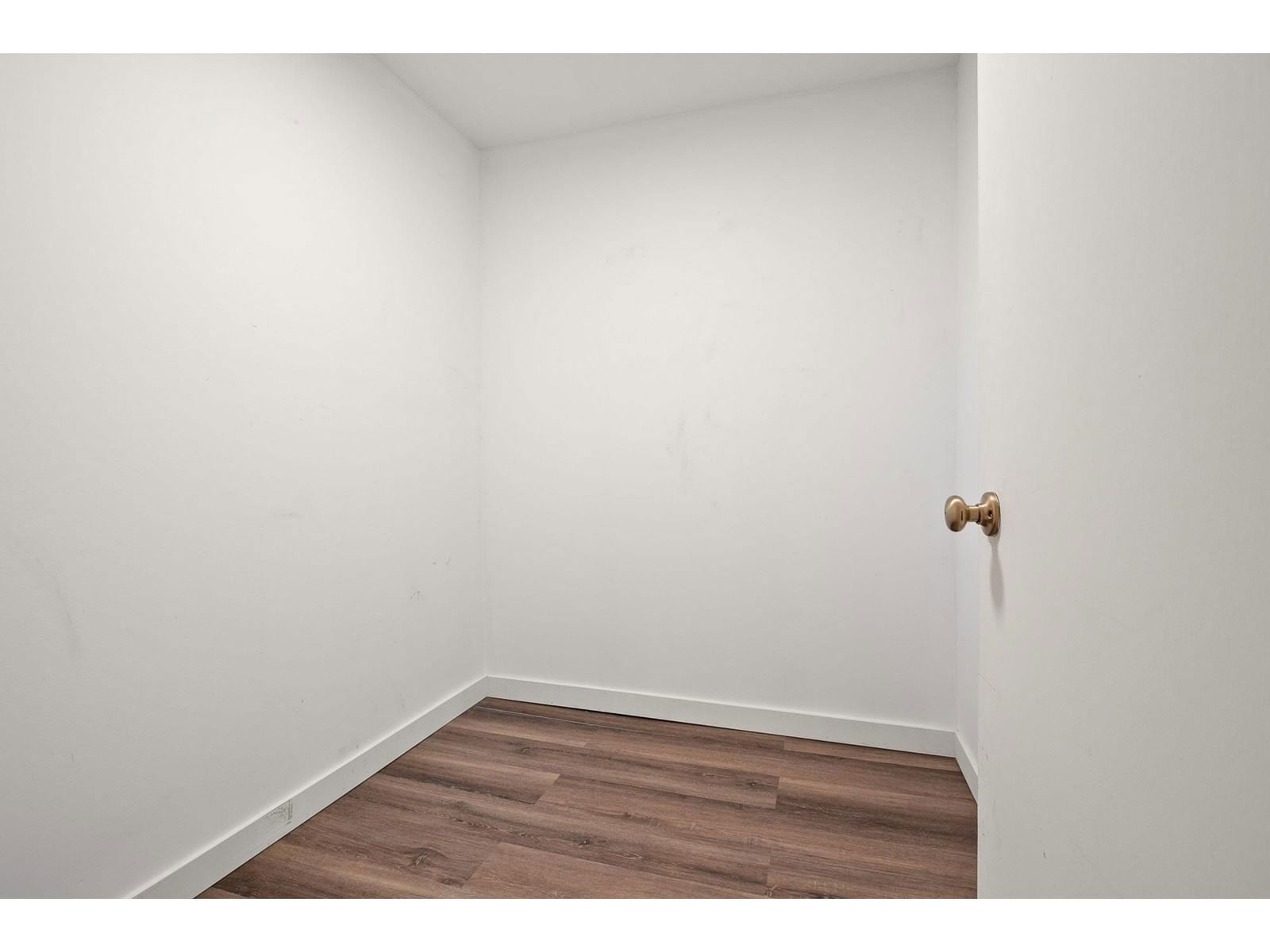 9867 INGLEWOOD CRESCENT Image 36