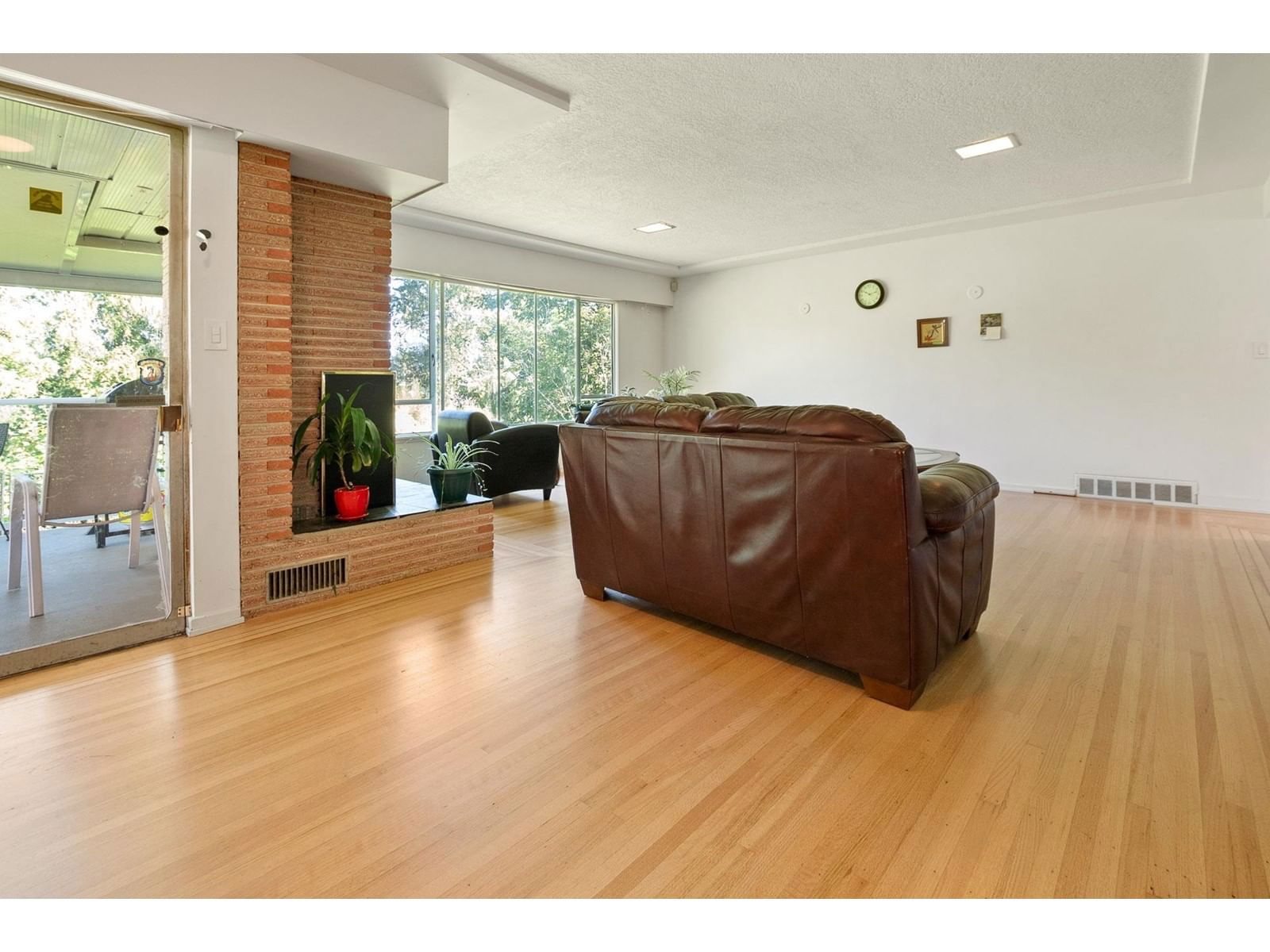 9867 INGLEWOOD CRESCENT Image 7
