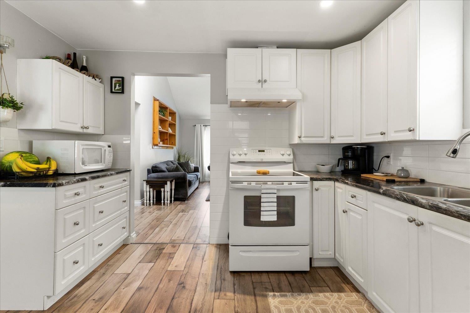 578 HEMLOCK AVENUE Image 21
