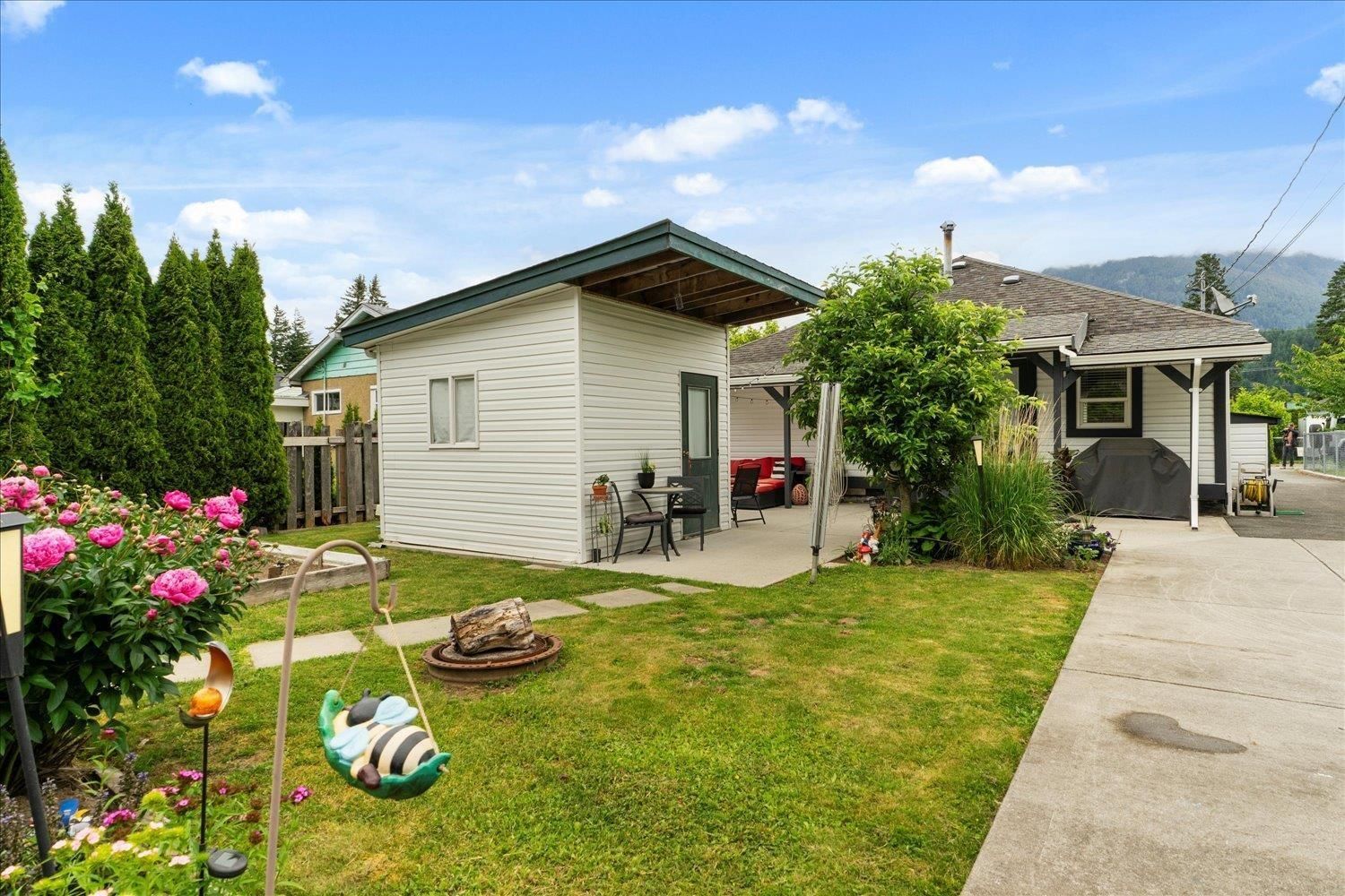 578 HEMLOCK AVENUE Image 28