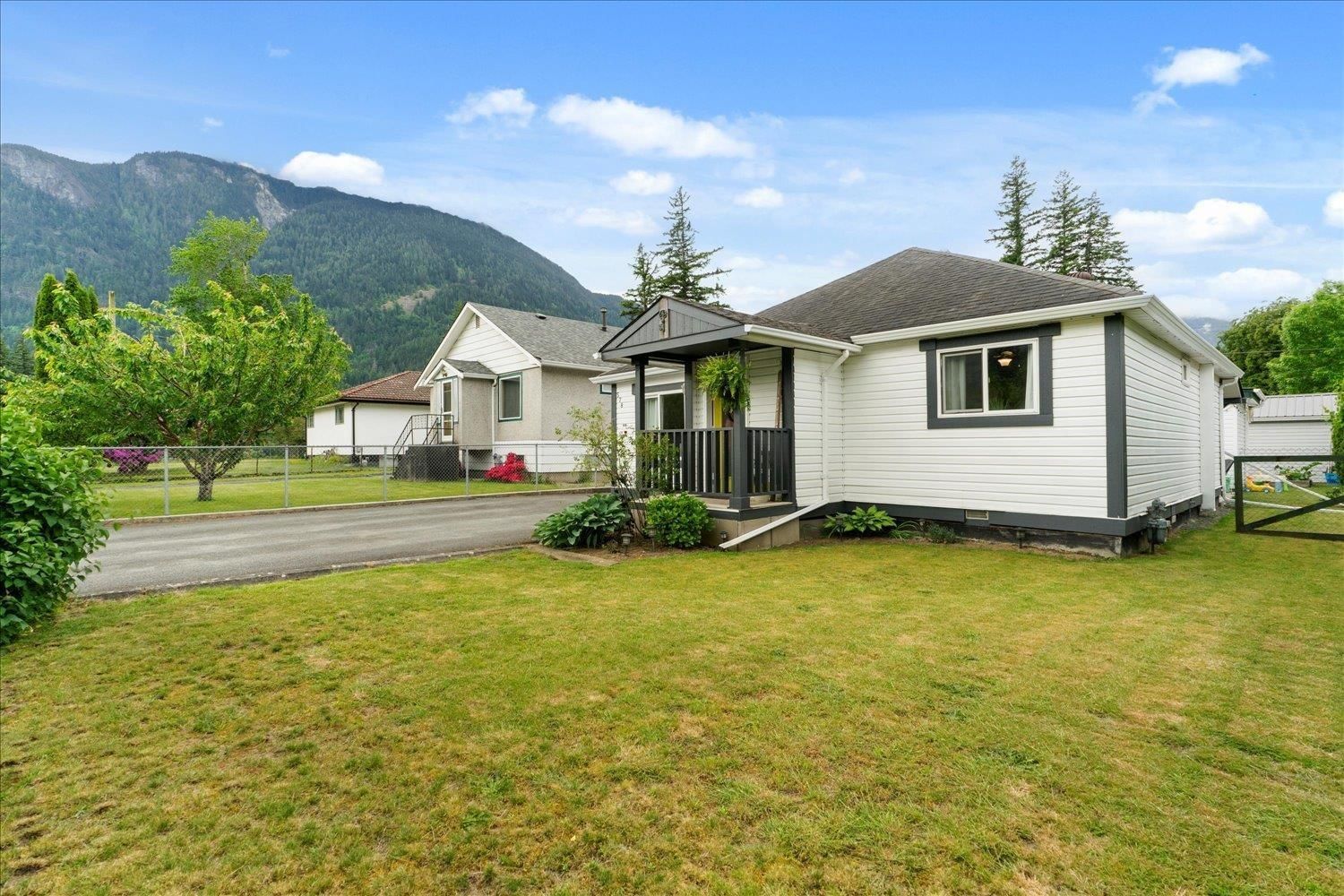 578 HEMLOCK AVENUE Image 3