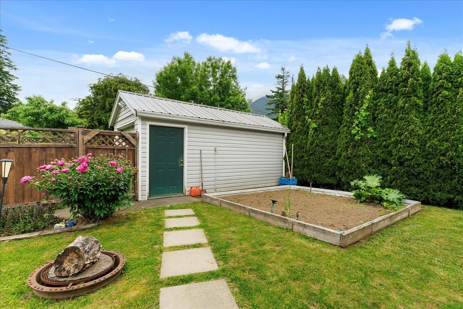 578 HEMLOCK AVENUE Image 30