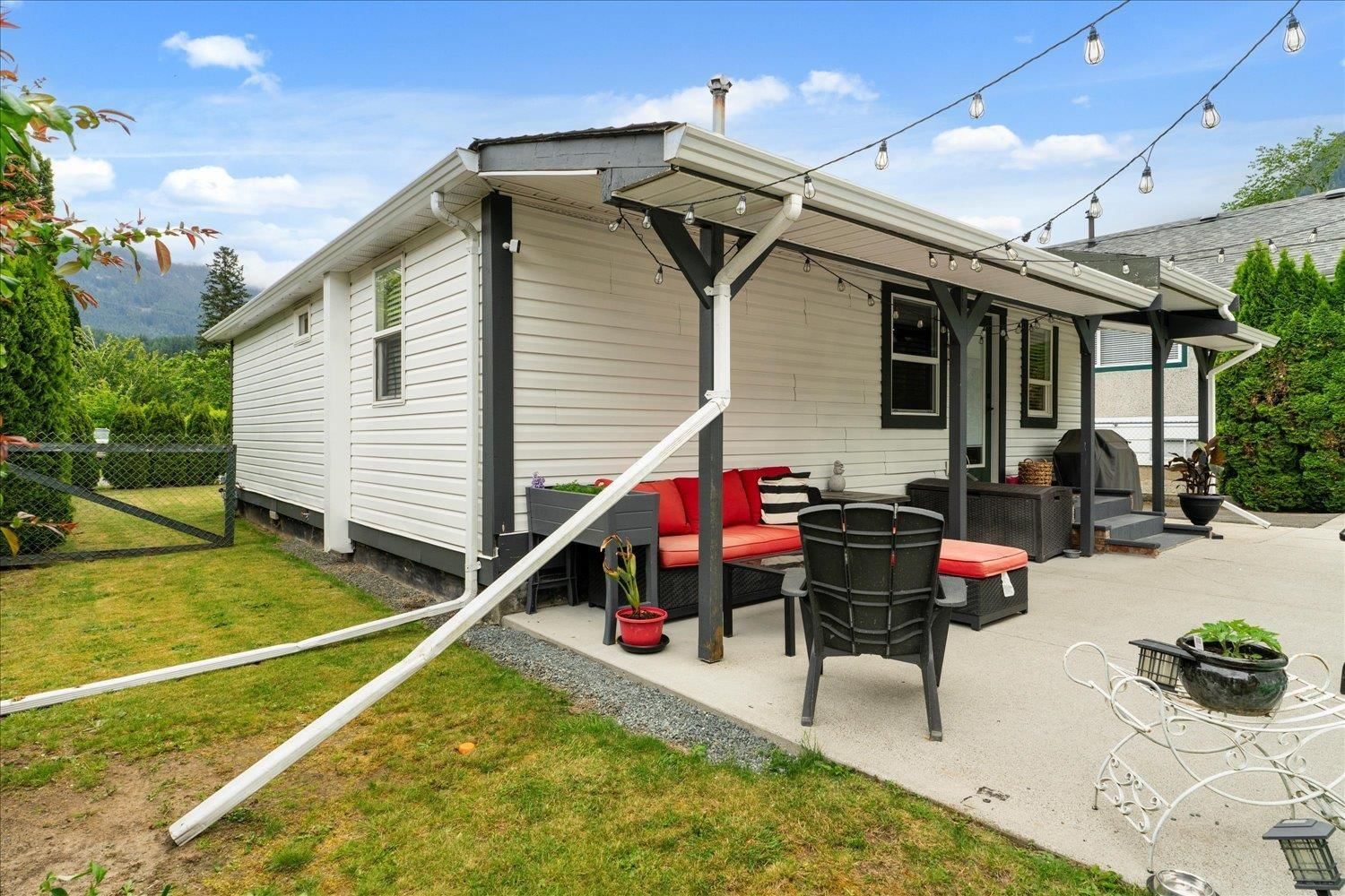 578 HEMLOCK AVENUE Image 32