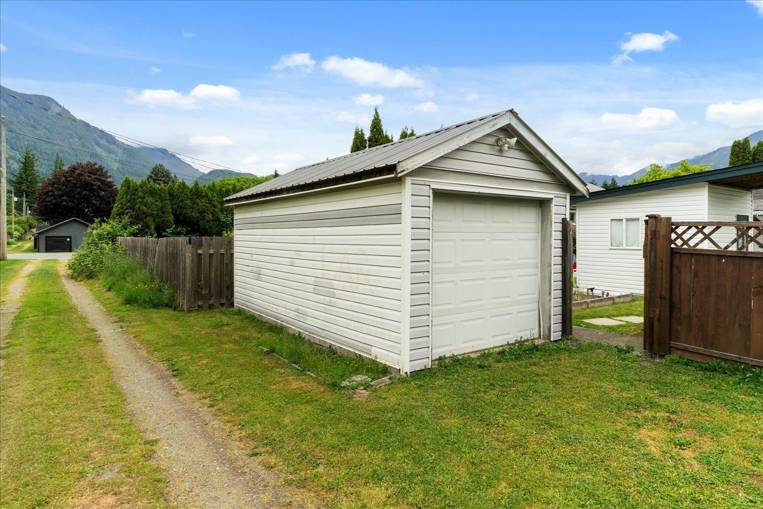 578 HEMLOCK AVENUE Image 33