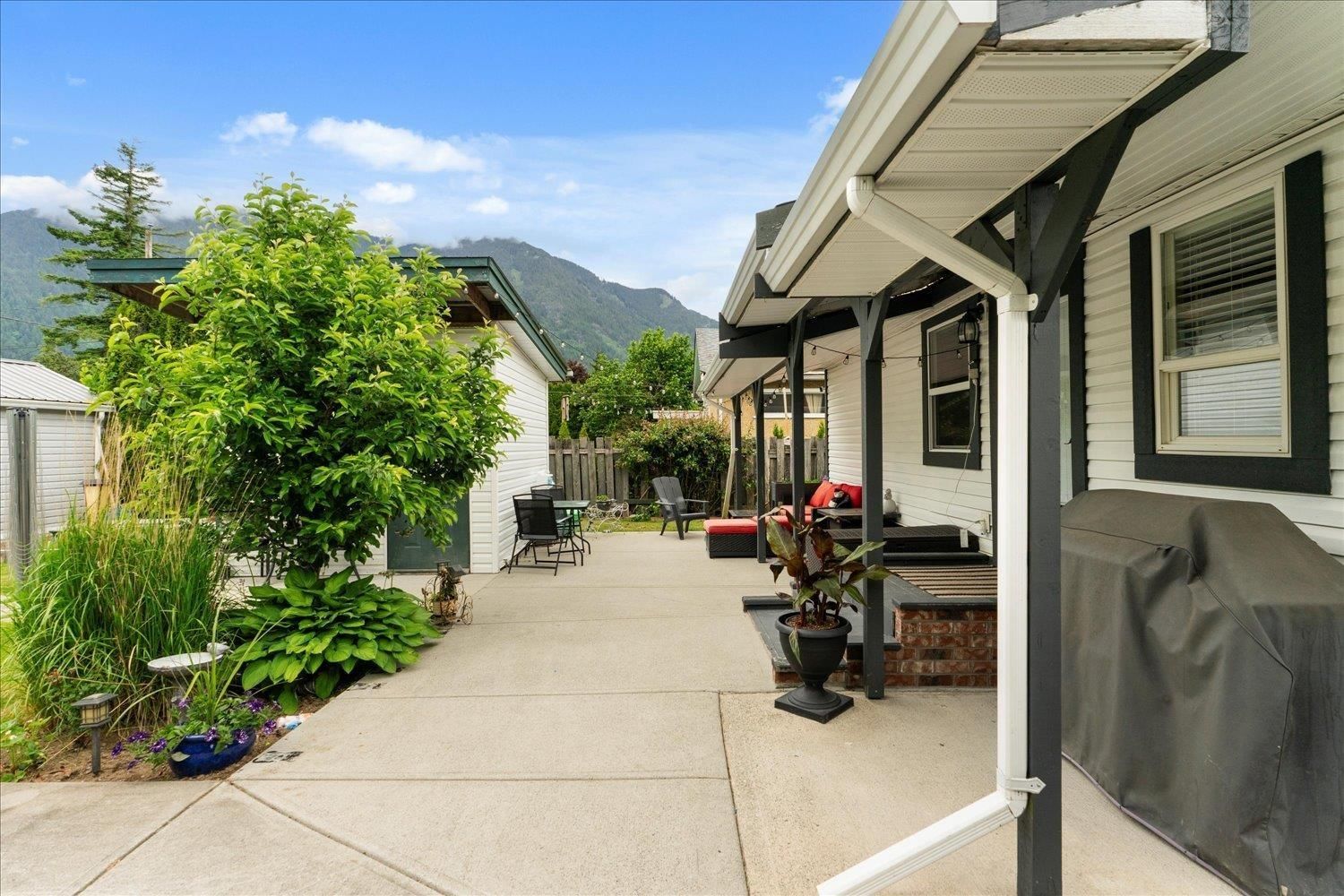 578 HEMLOCK AVENUE Image 7