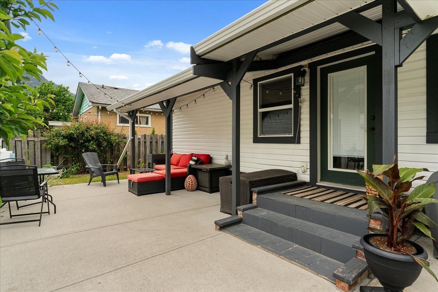 578 HEMLOCK AVENUE Image 8