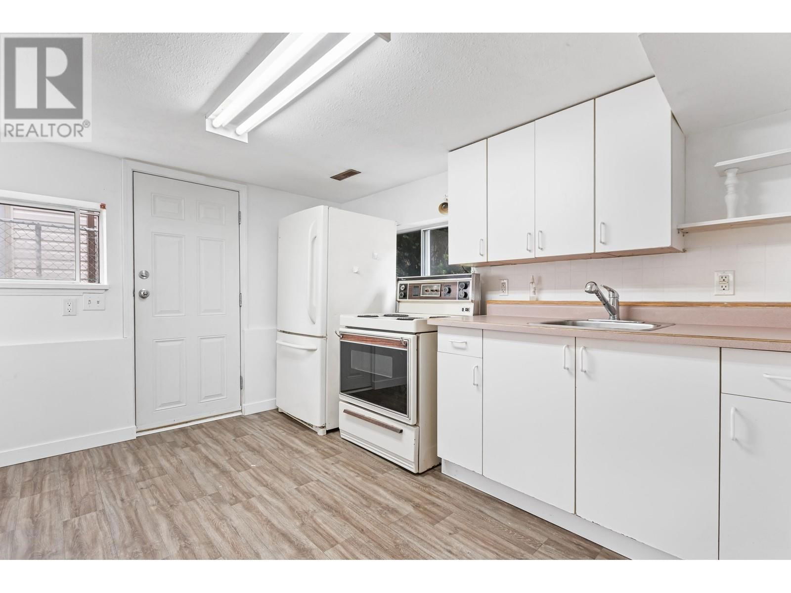 21048 BARKER AVENUE Image 27