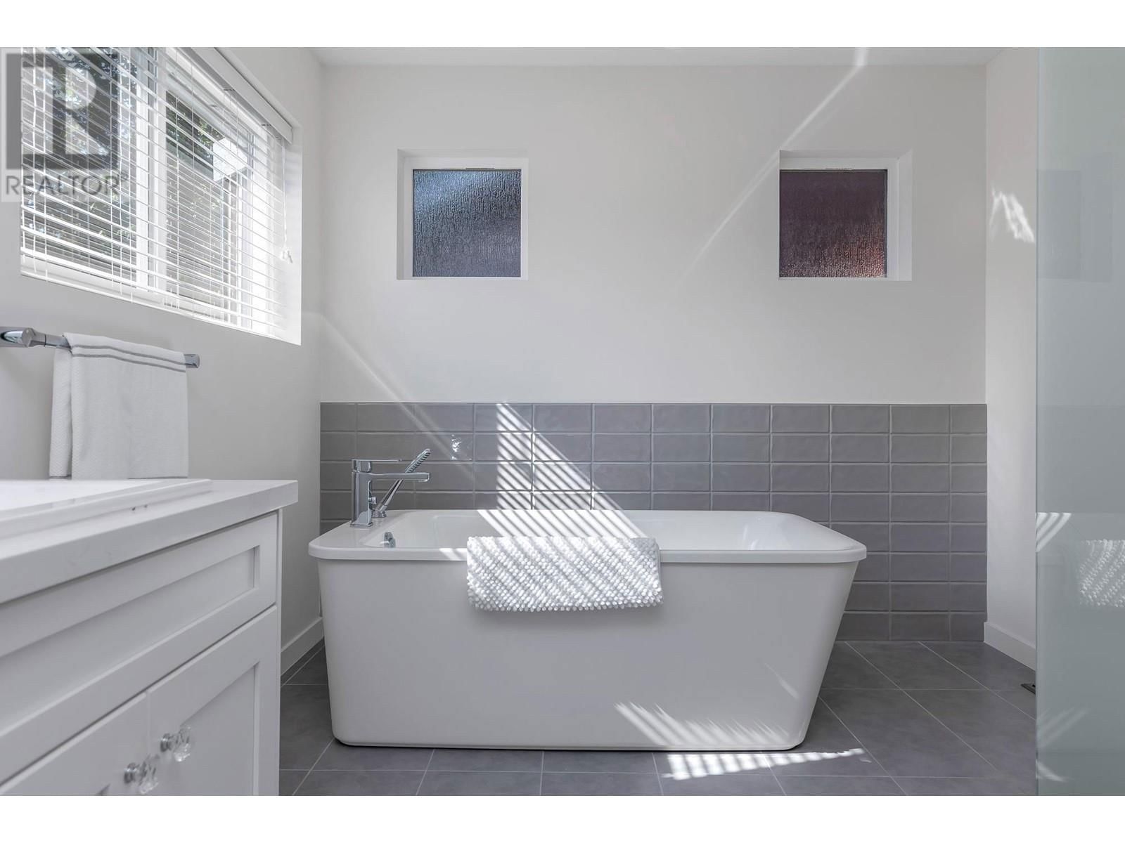 12933 240A STREET Image 15