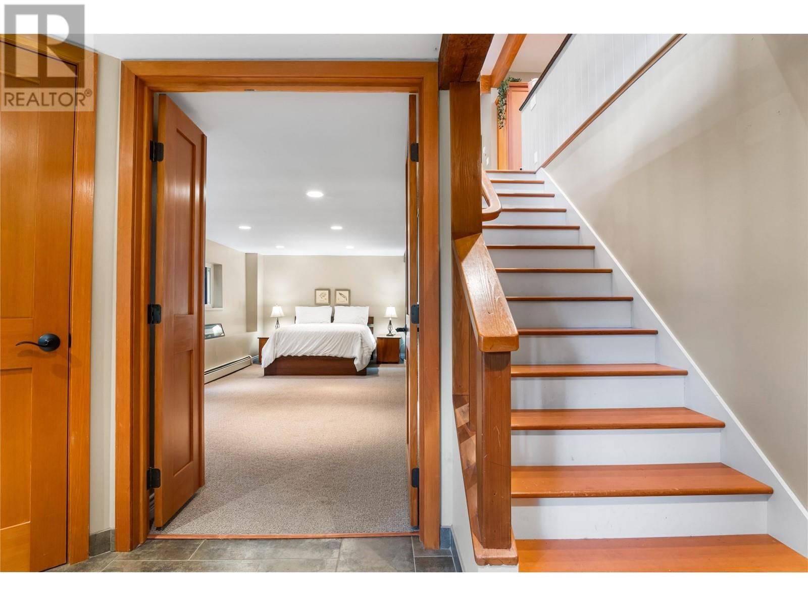 2591 CALEDONIA AVENUE Image 11