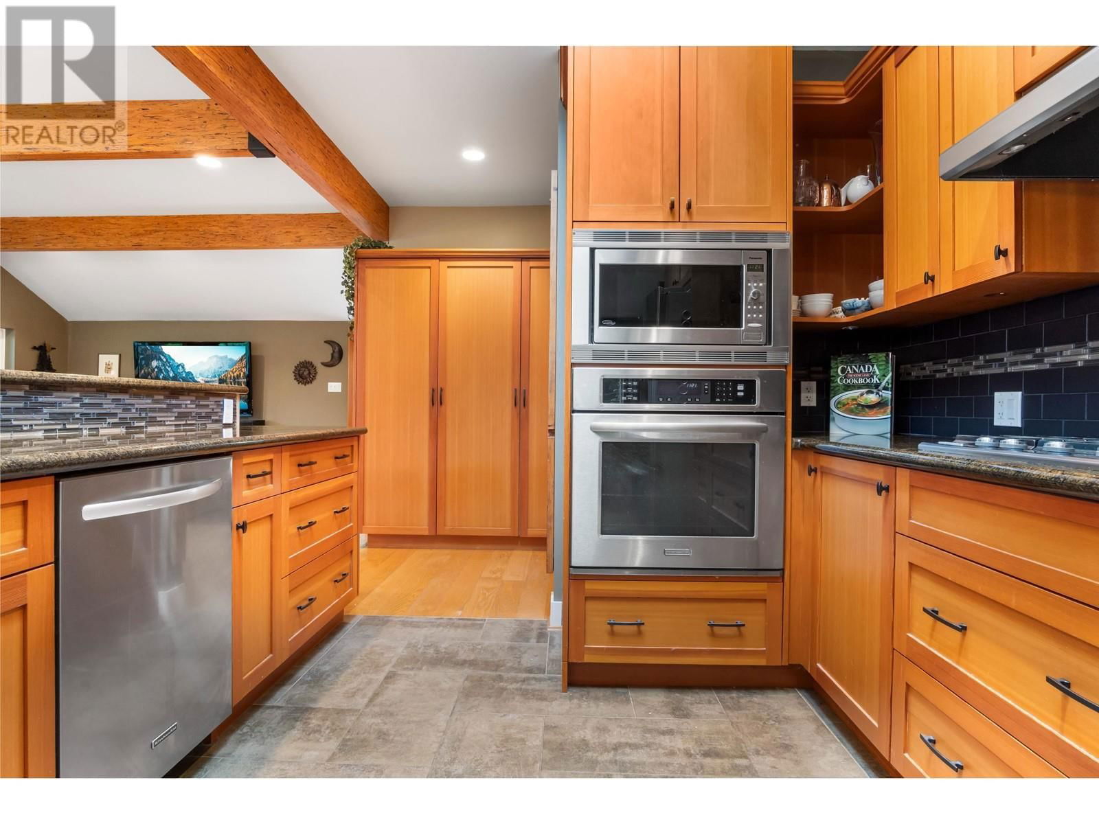 2591 CALEDONIA AVENUE Image 15