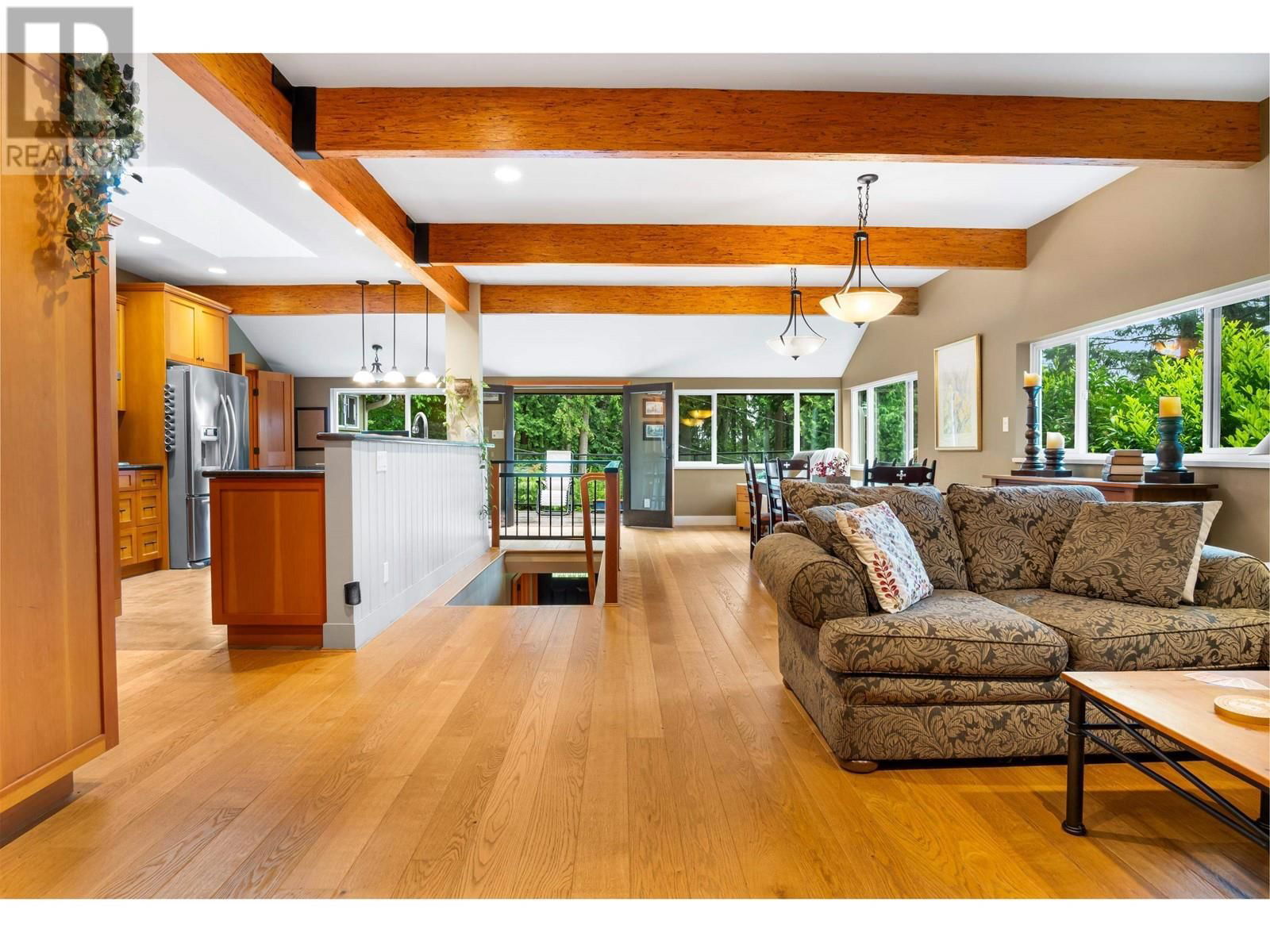 2591 CALEDONIA AVENUE Image 17