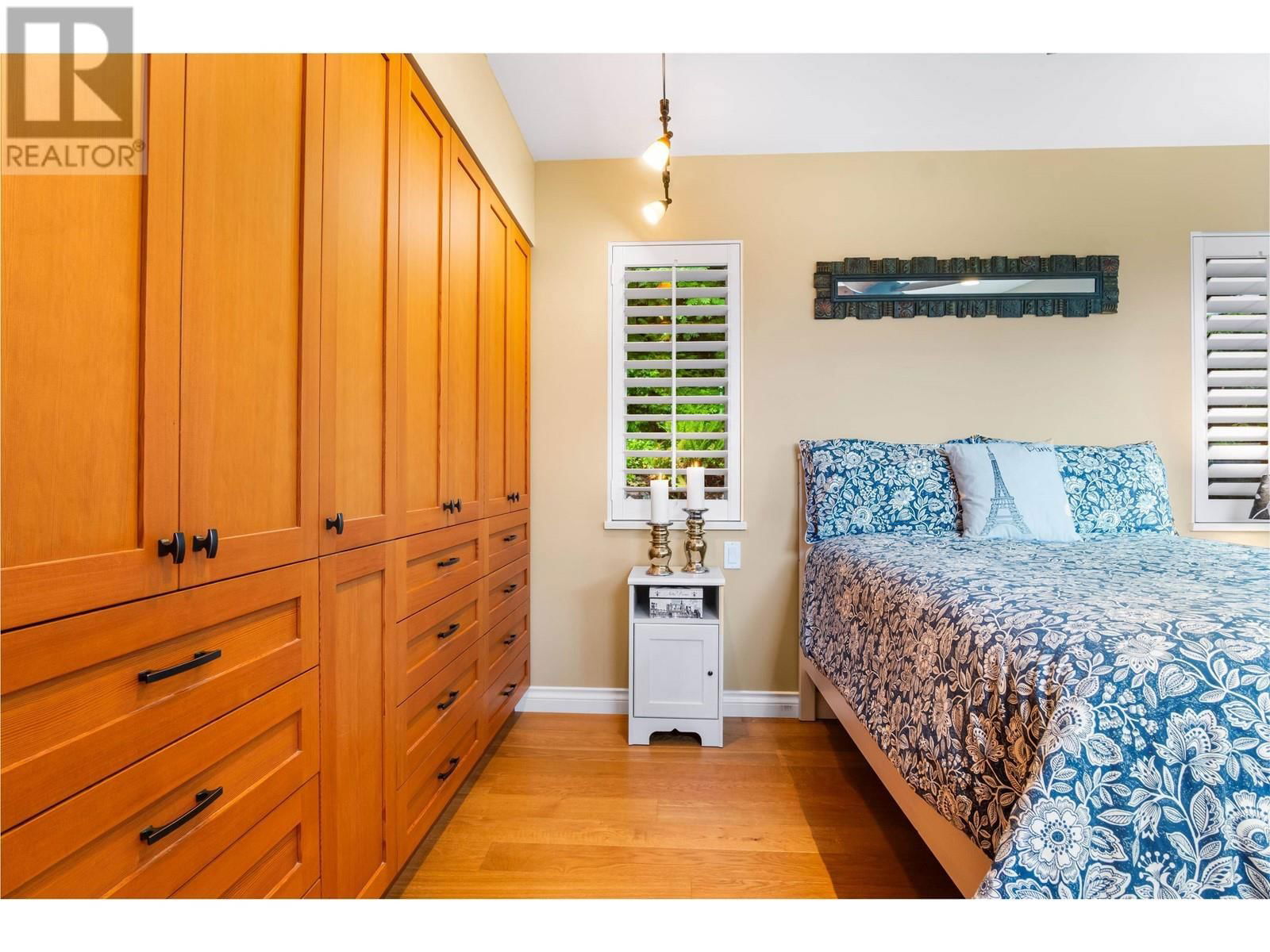 2591 CALEDONIA AVENUE Image 24