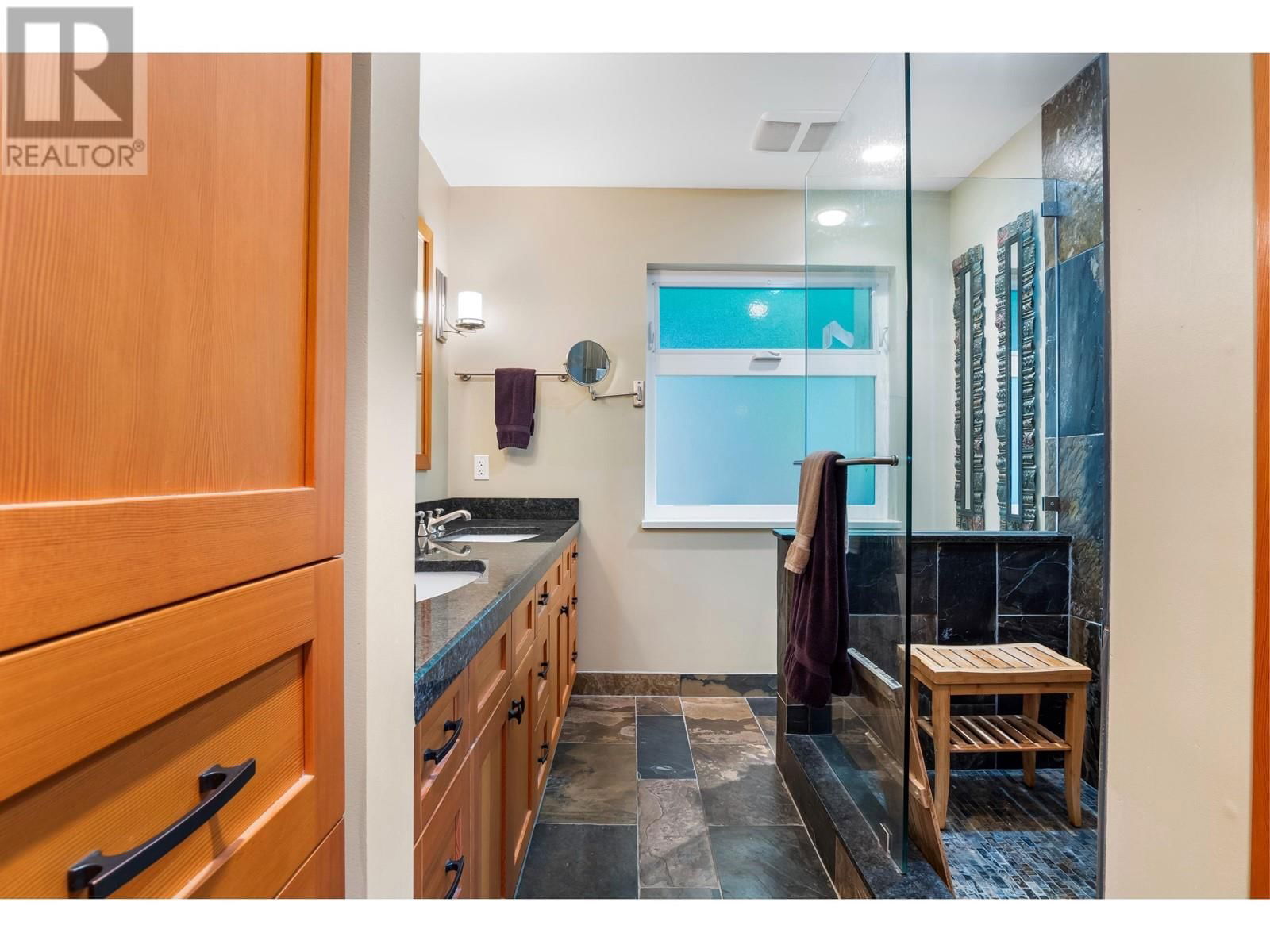 2591 CALEDONIA AVENUE Image 25