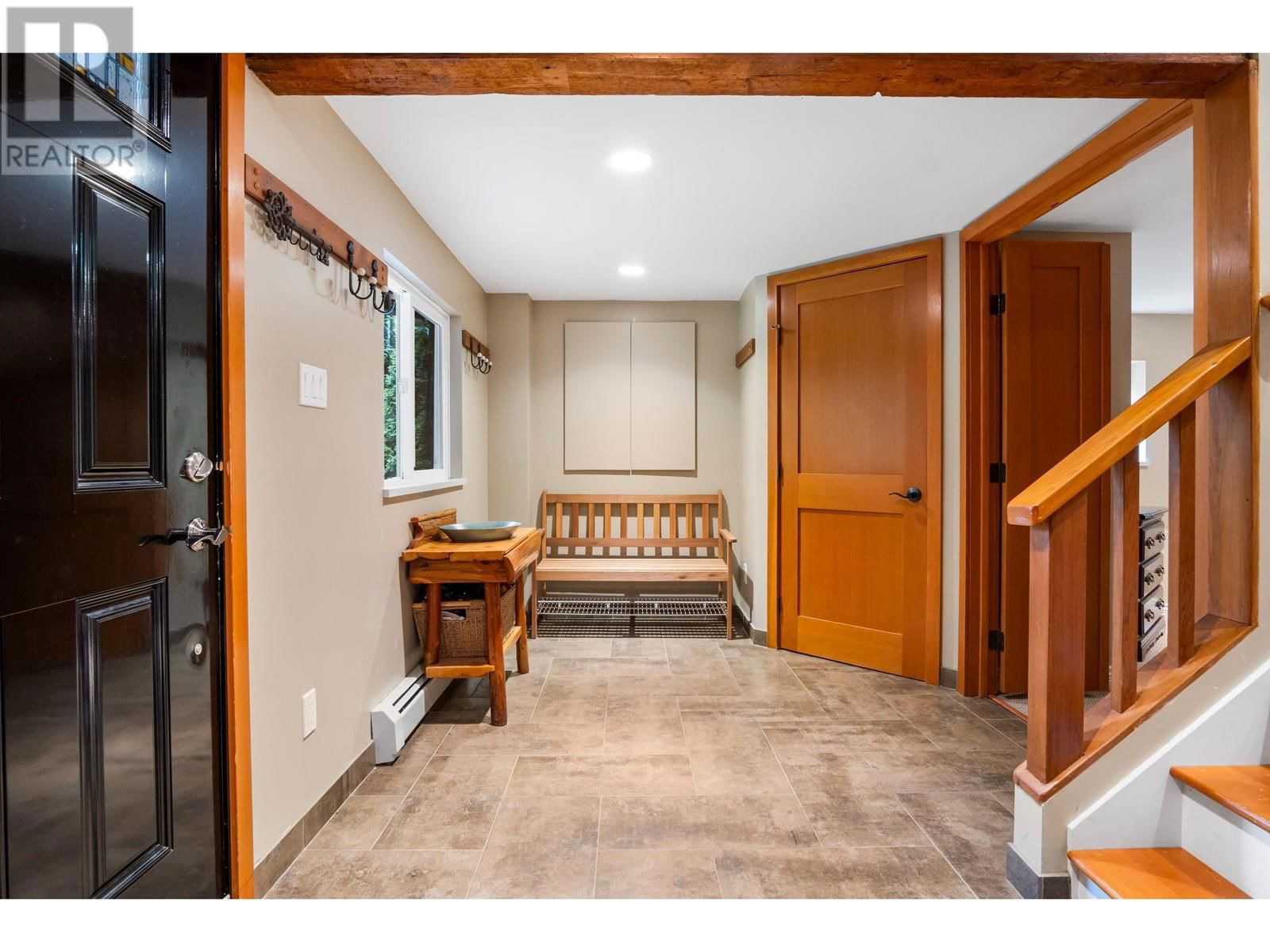 2591 CALEDONIA AVENUE Image 3