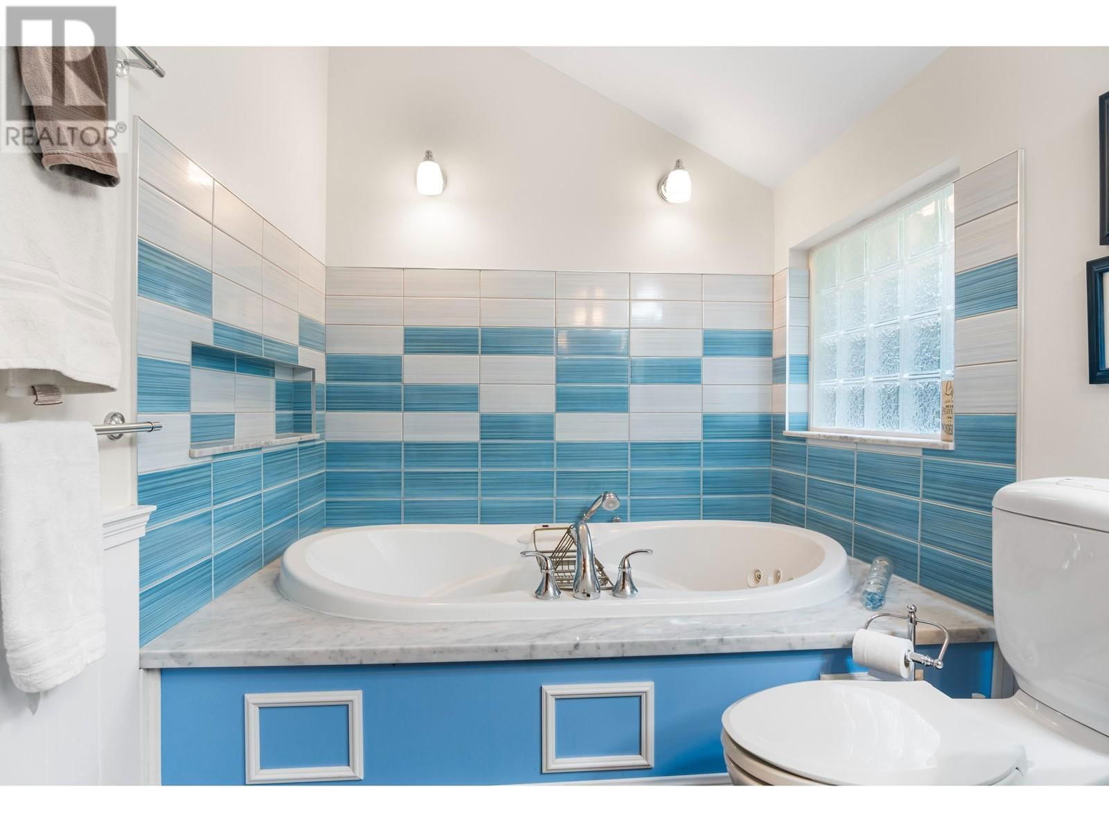 2591 CALEDONIA AVENUE Image 30