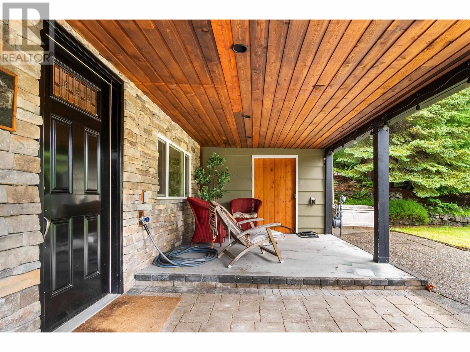 2591 CALEDONIA AVENUE Image 39