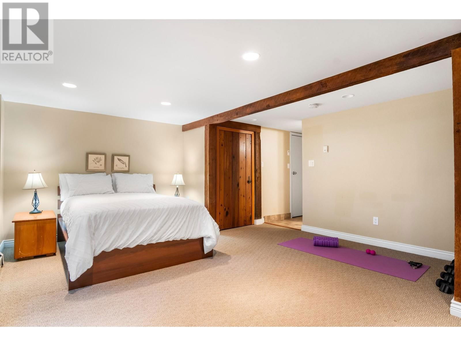 2591 CALEDONIA AVENUE Image 7